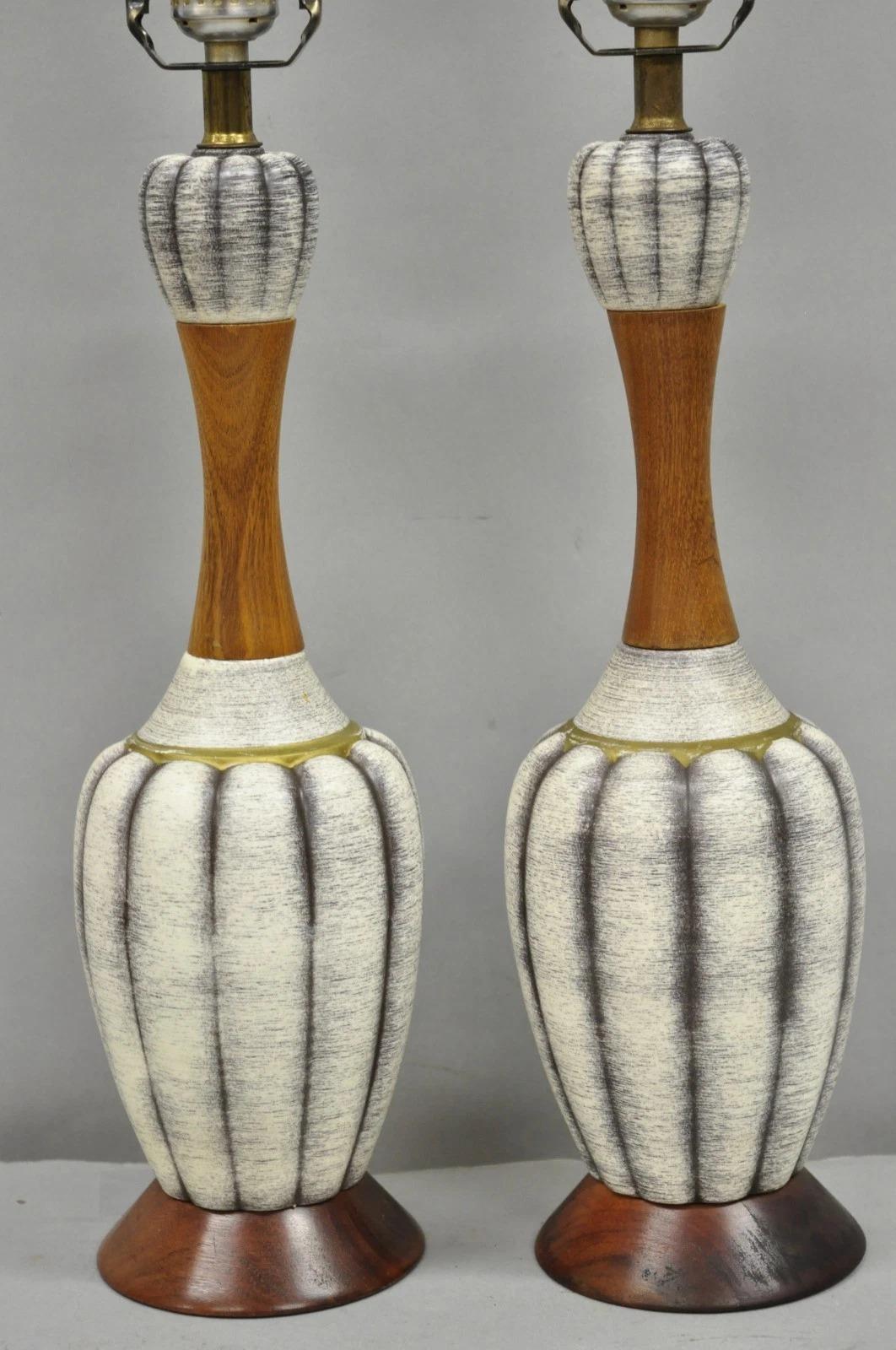 Pequeñas lámparas de sobremesa escultóricas vintage de nogal y cerámica modernas de mediados de siglo - Pareja Moderno de mediados de siglo en venta