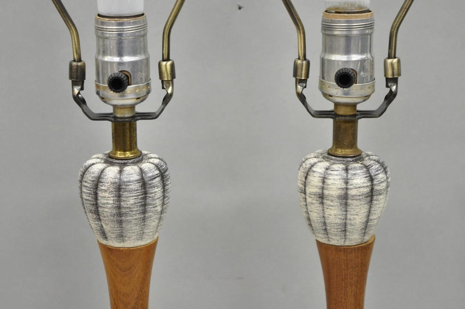 Pequeñas lámparas de sobremesa escultóricas vintage de nogal y cerámica modernas de mediados de siglo - Pareja Desconocido en venta