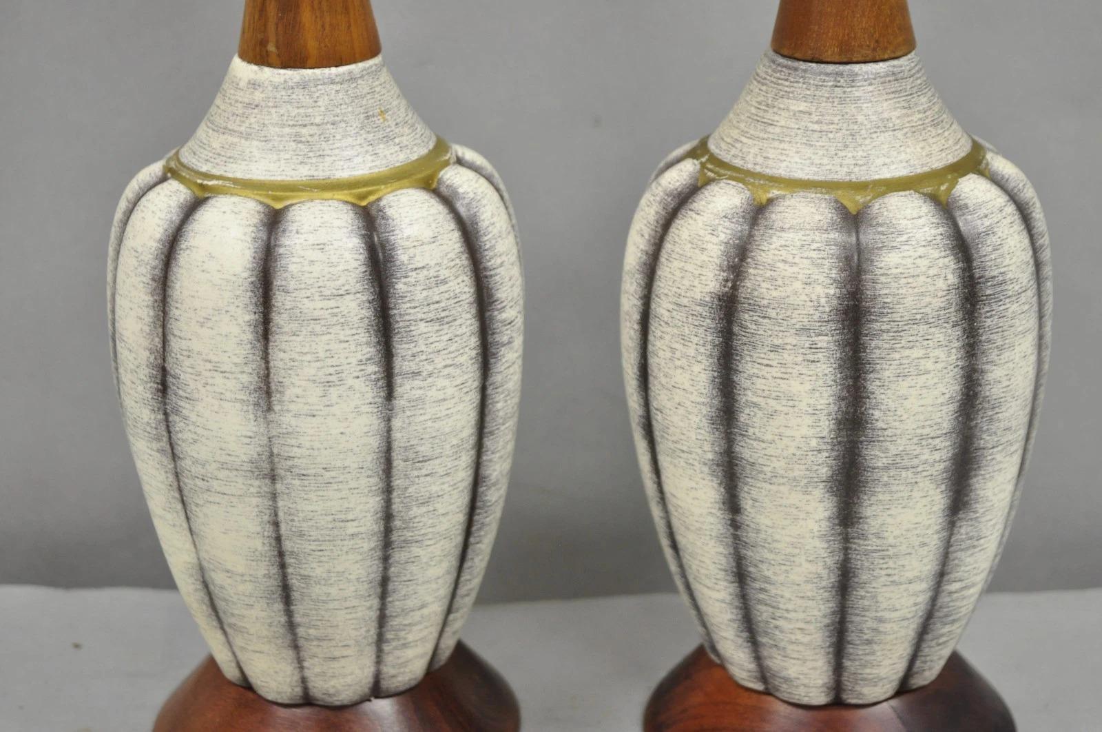 Pequeñas lámparas de sobremesa escultóricas vintage de nogal y cerámica modernas de mediados de siglo - Pareja en Bueno estado para la venta en Philadelphia, PA