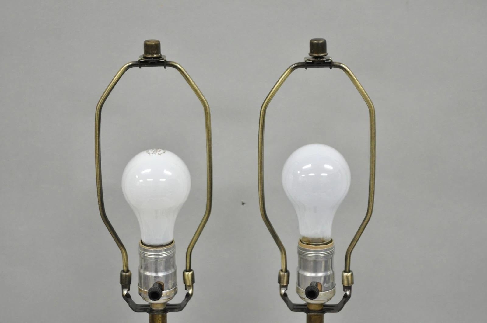 Pequeñas lámparas de sobremesa escultóricas vintage de nogal y cerámica modernas de mediados de siglo - Pareja siglo XX en venta