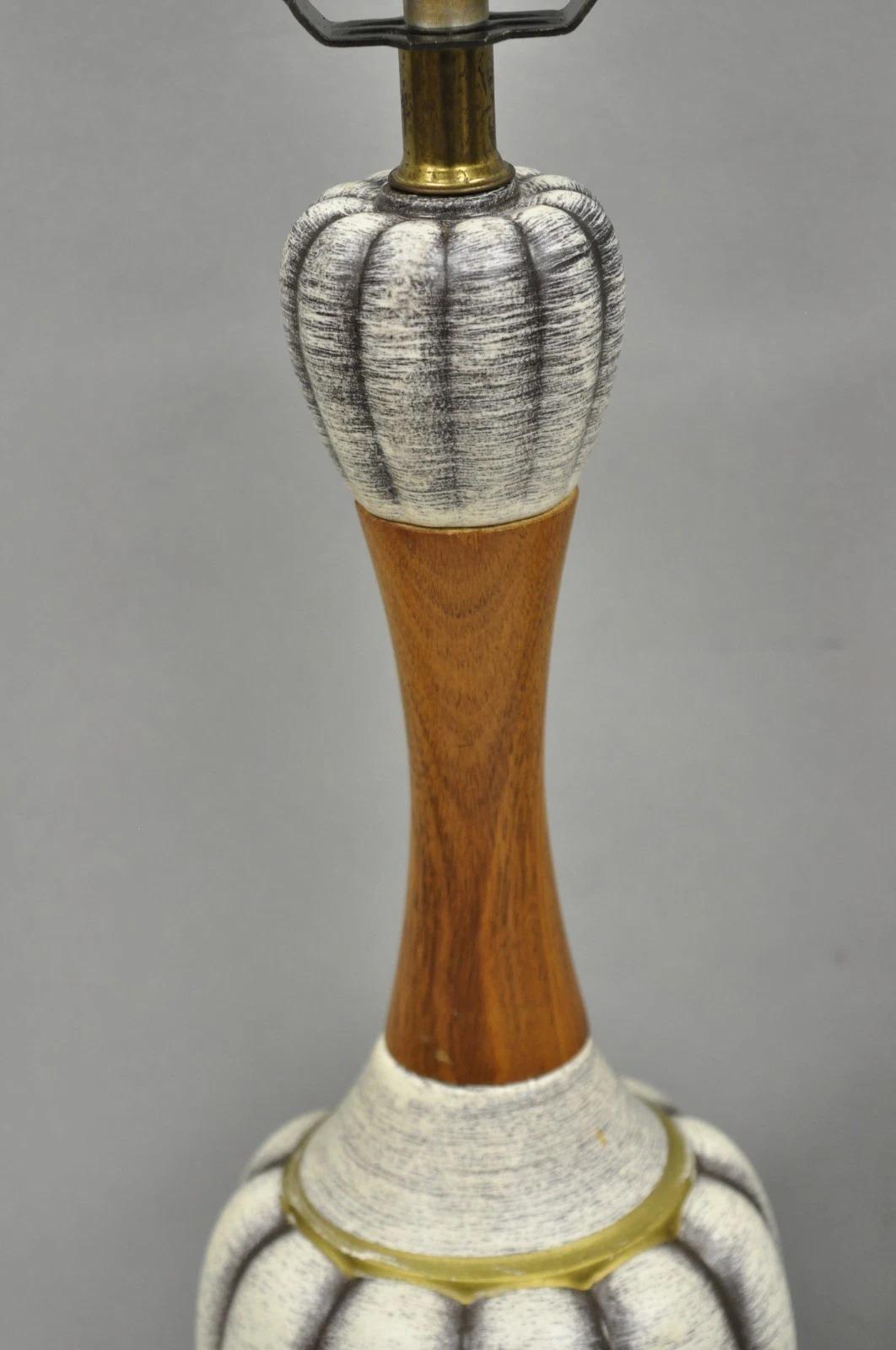 Pequeñas lámparas de sobremesa escultóricas vintage de nogal y cerámica modernas de mediados de siglo - Pareja Nogal en venta