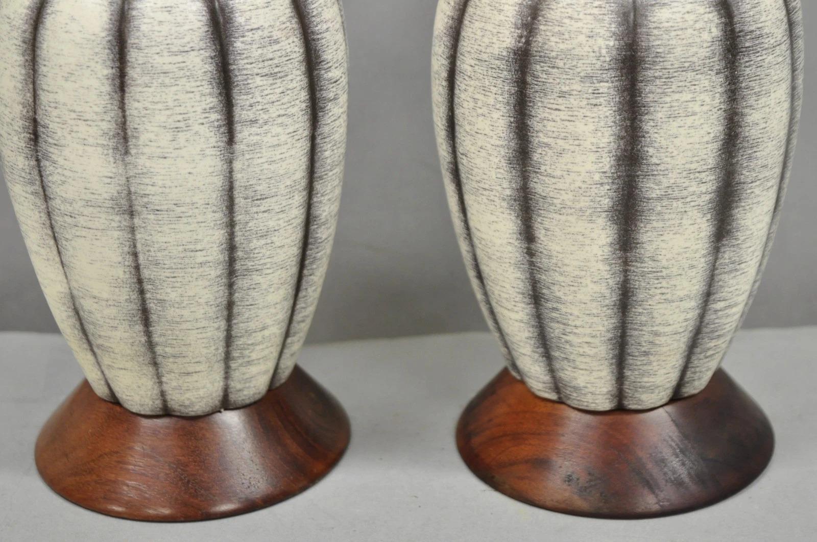 Pequeñas lámparas de sobremesa escultóricas vintage de nogal y cerámica modernas de mediados de siglo - Pareja en venta 1