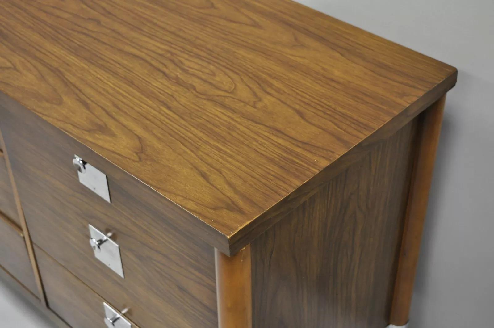 Cómoda Credenza Vintage Mid Century Modern Nogal y Cromo 9 Cajones con Espejo en venta 4