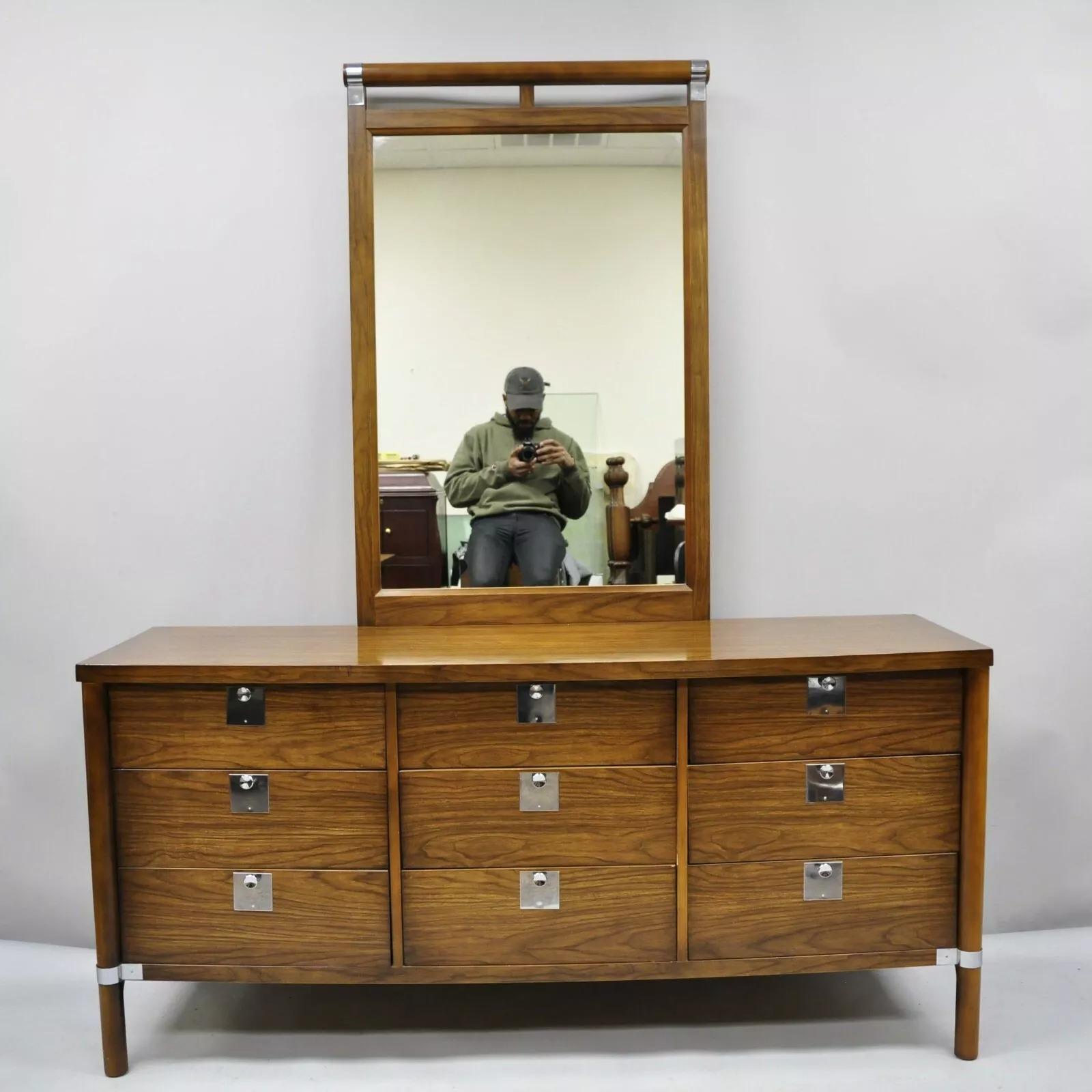 Cómoda Credenza Vintage Mid Century Modern Nogal y Cromo 9 Cajones con Espejo en venta 5