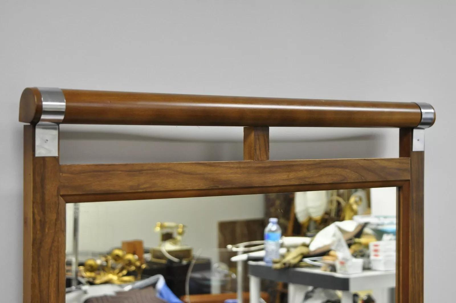 Cómoda Credenza Vintage Mid Century Modern Nogal y Cromo 9 Cajones con Espejo Moderno de mediados de siglo en venta