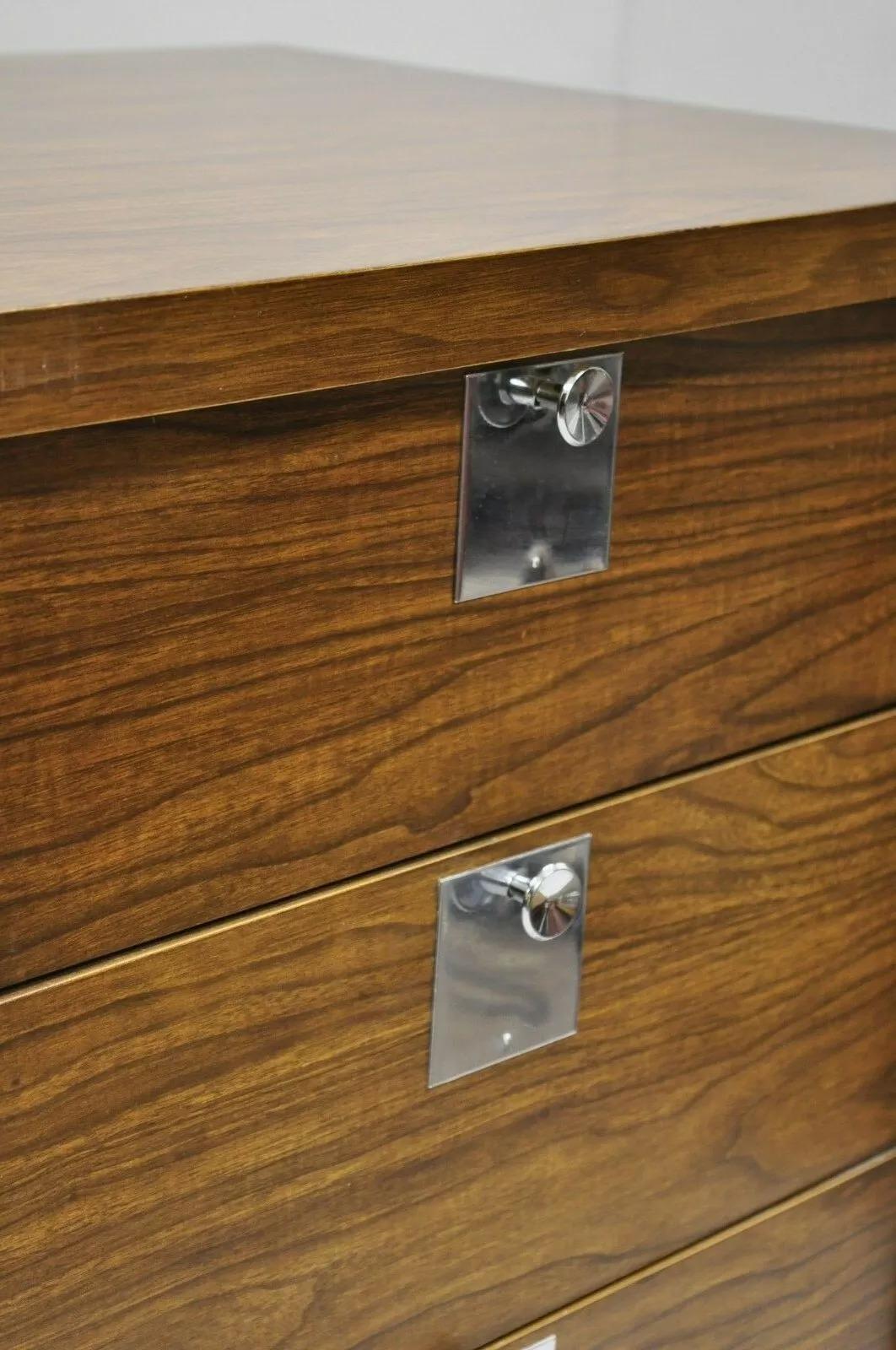 Cómoda Credenza Vintage Mid Century Modern Nogal y Cromo 9 Cajones con Espejo en Bueno estado para la venta en Philadelphia, PA