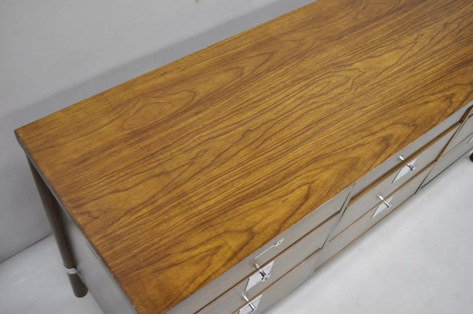 Cómoda Credenza Vintage Mid Century Modern Nogal y Cromo 9 Cajones con Espejo siglo XX en venta
