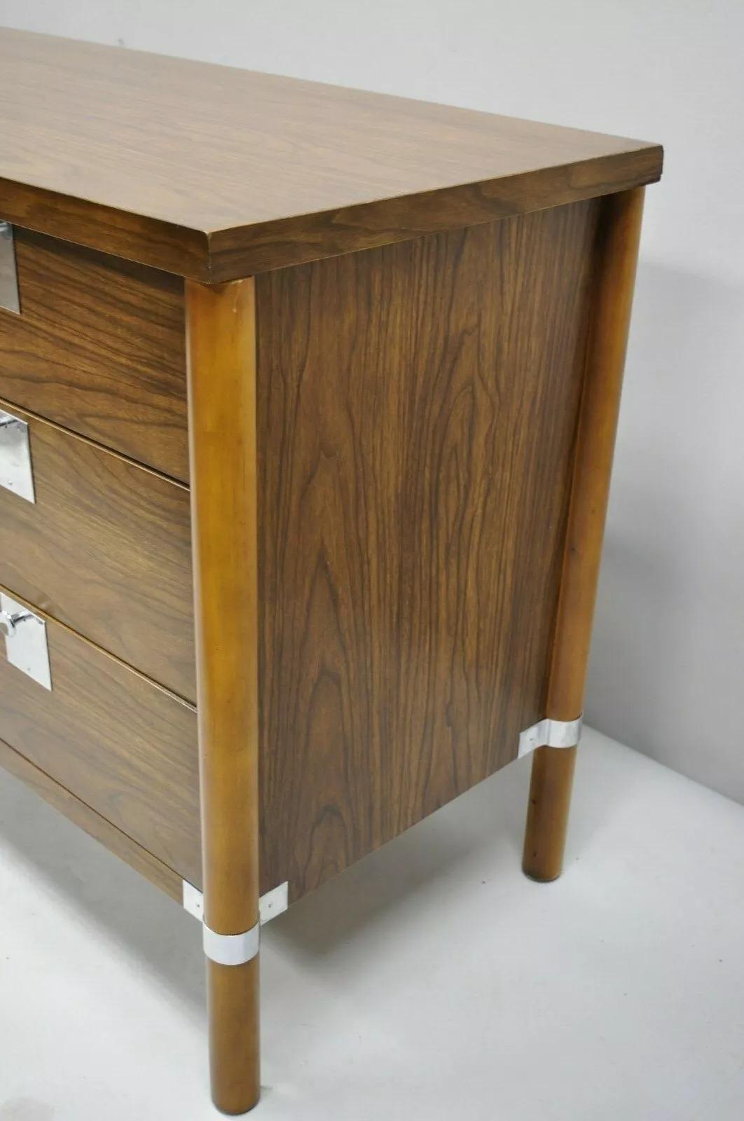 Cómoda Credenza Vintage Mid Century Modern Nogal y Cromo 9 Cajones con Espejo Vidrio en venta