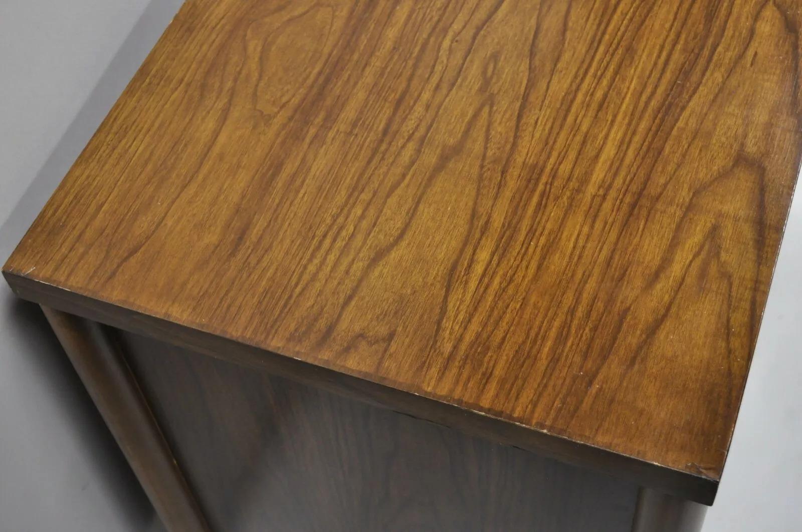 Cómoda Credenza Vintage Mid Century Modern Nogal y Cromo 9 Cajones con Espejo en venta 1