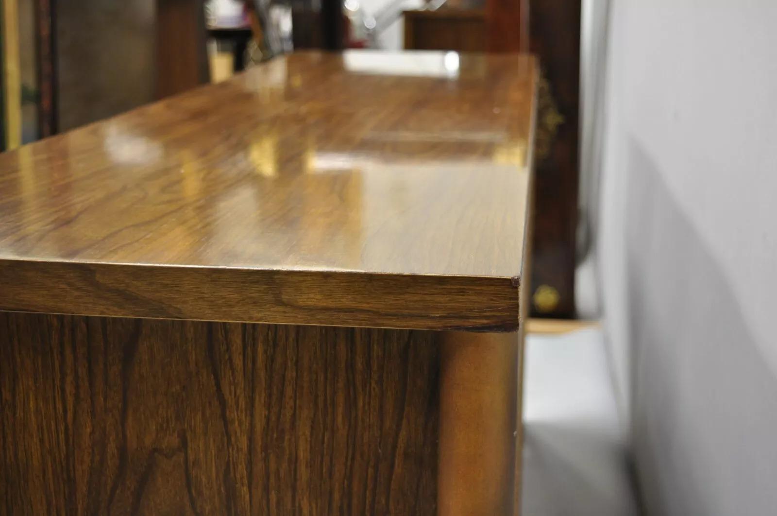 Cómoda Credenza Vintage Mid Century Modern Nogal y Cromo 9 Cajones con Espejo en venta 2