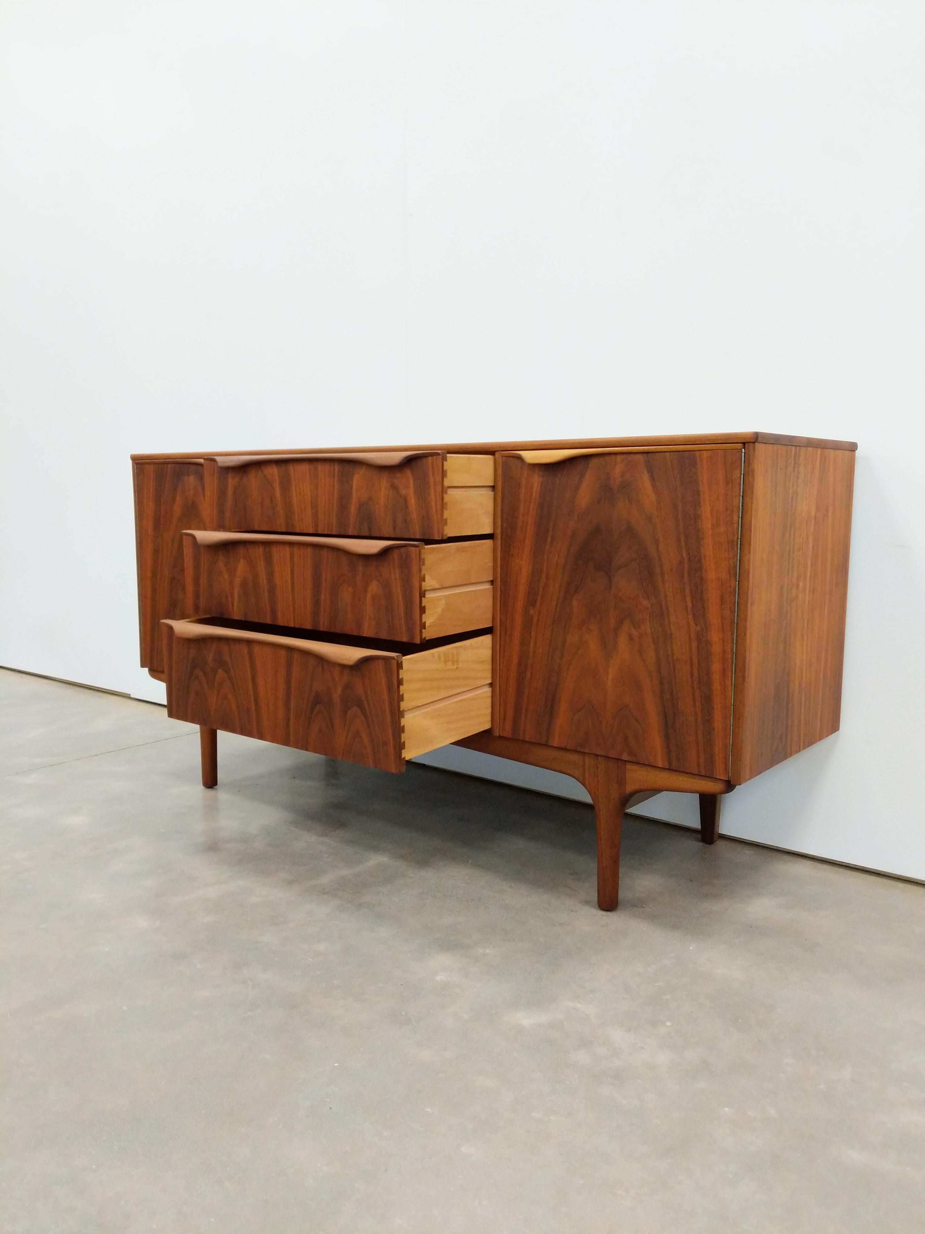 Credenza vintage de nogal moderna de mediados de siglo de Sutcliffe Moderno de mediados de siglo en venta