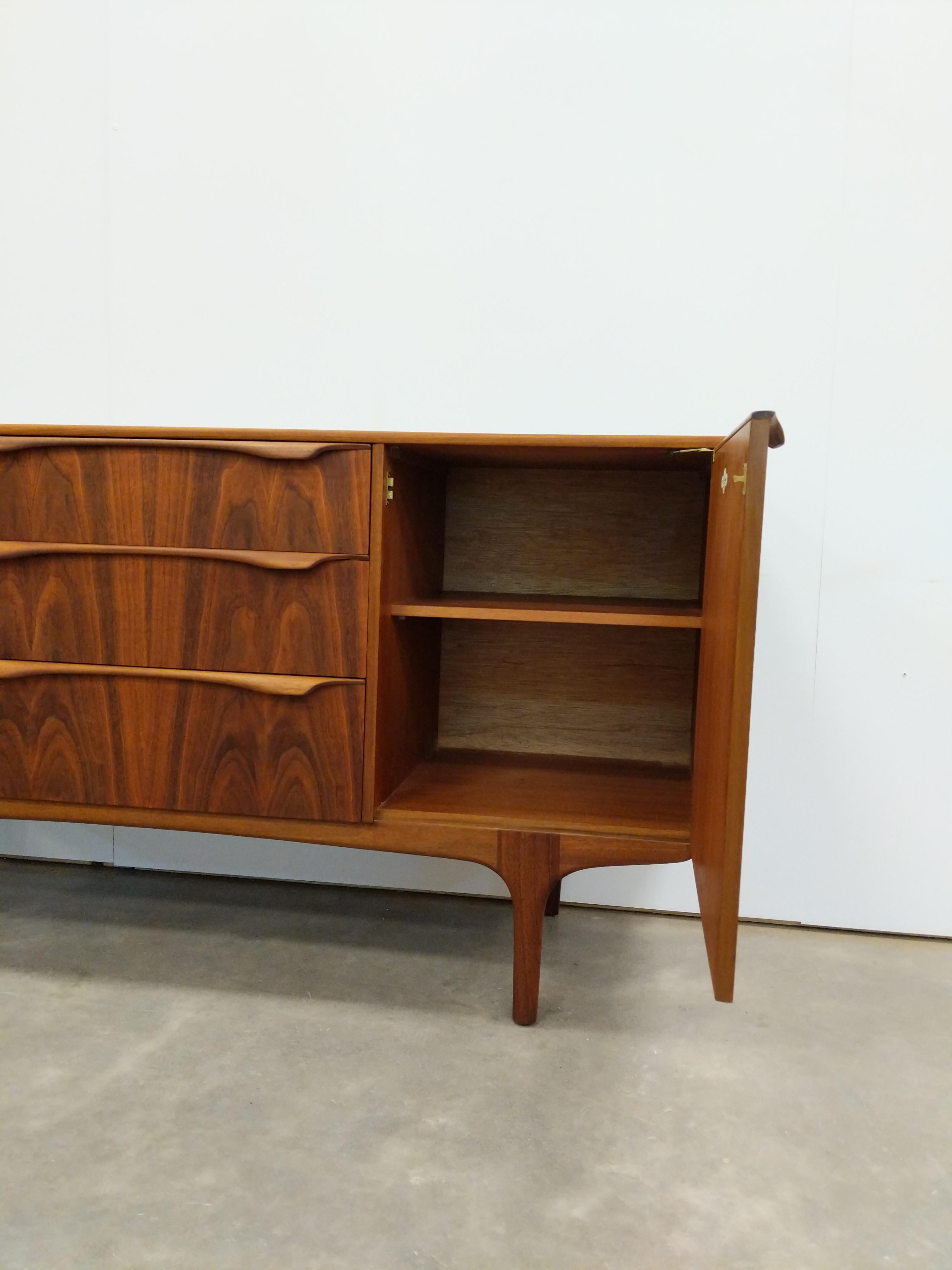 Credenza vintage de nogal moderna de mediados de siglo de Sutcliffe Británico en venta