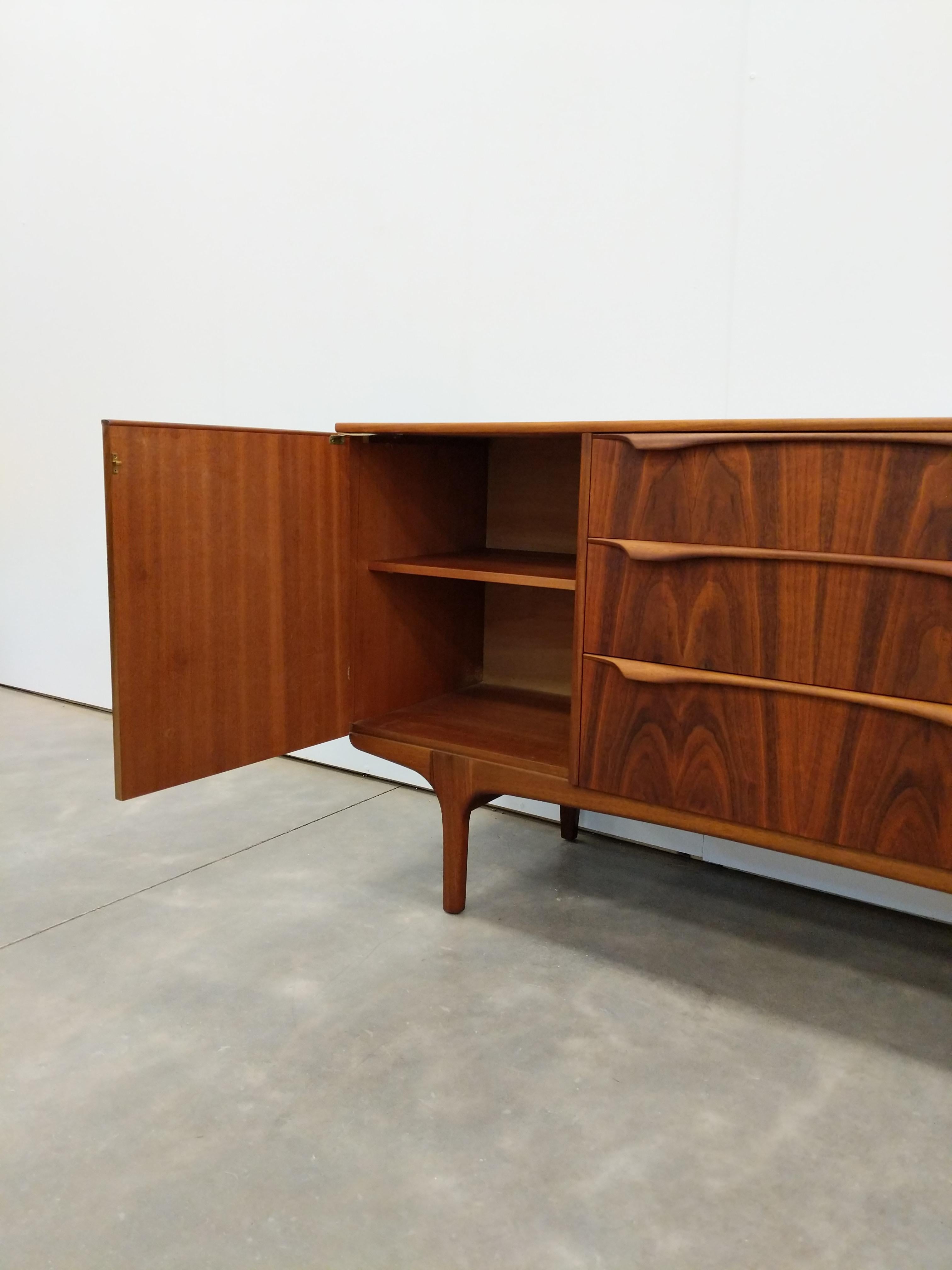 Credenza vintage de nogal moderna de mediados de siglo de Sutcliffe en Bueno estado para la venta en Gardiner, NY