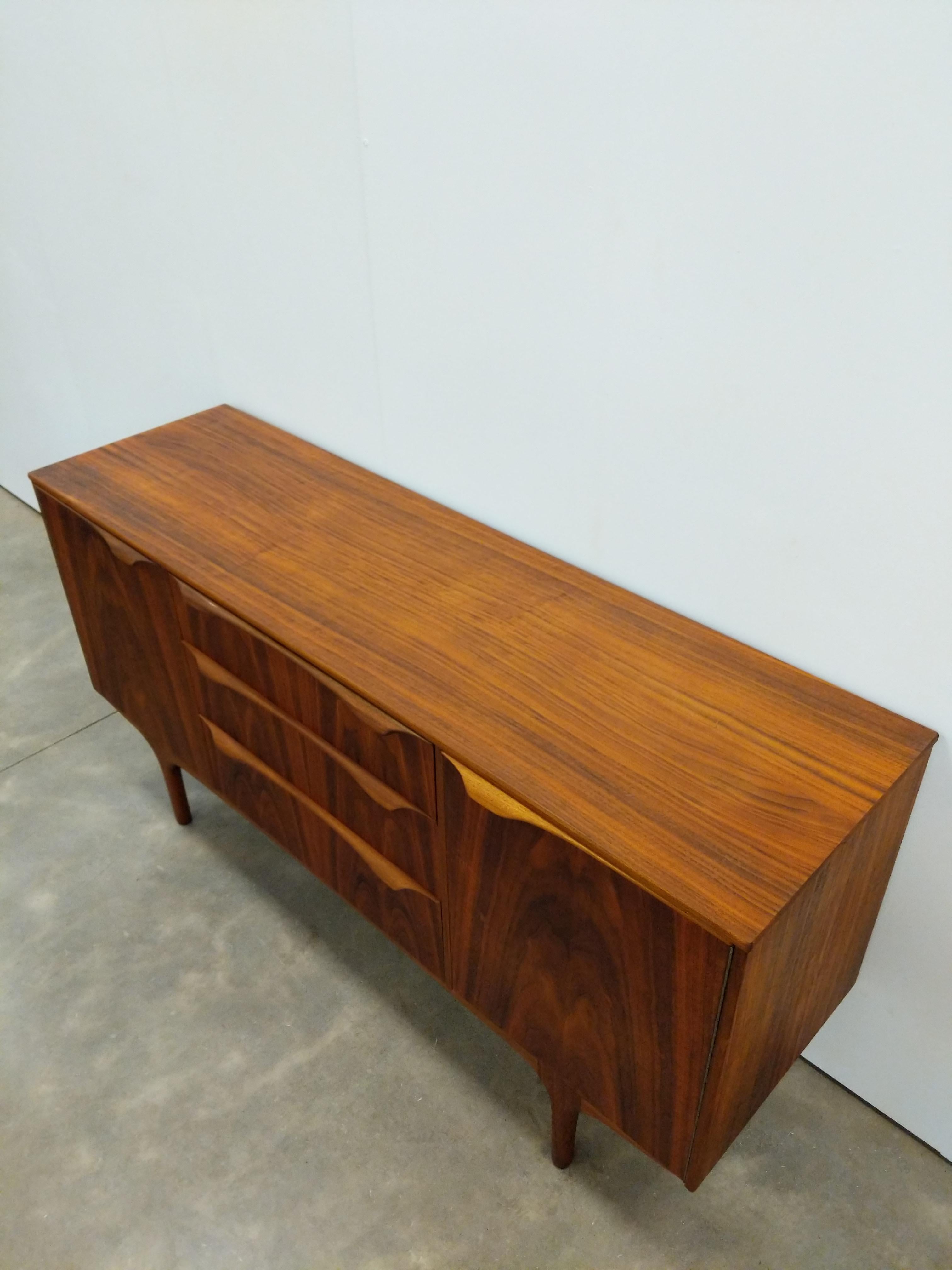 Credenza vintage de nogal moderna de mediados de siglo de Sutcliffe siglo XX en venta