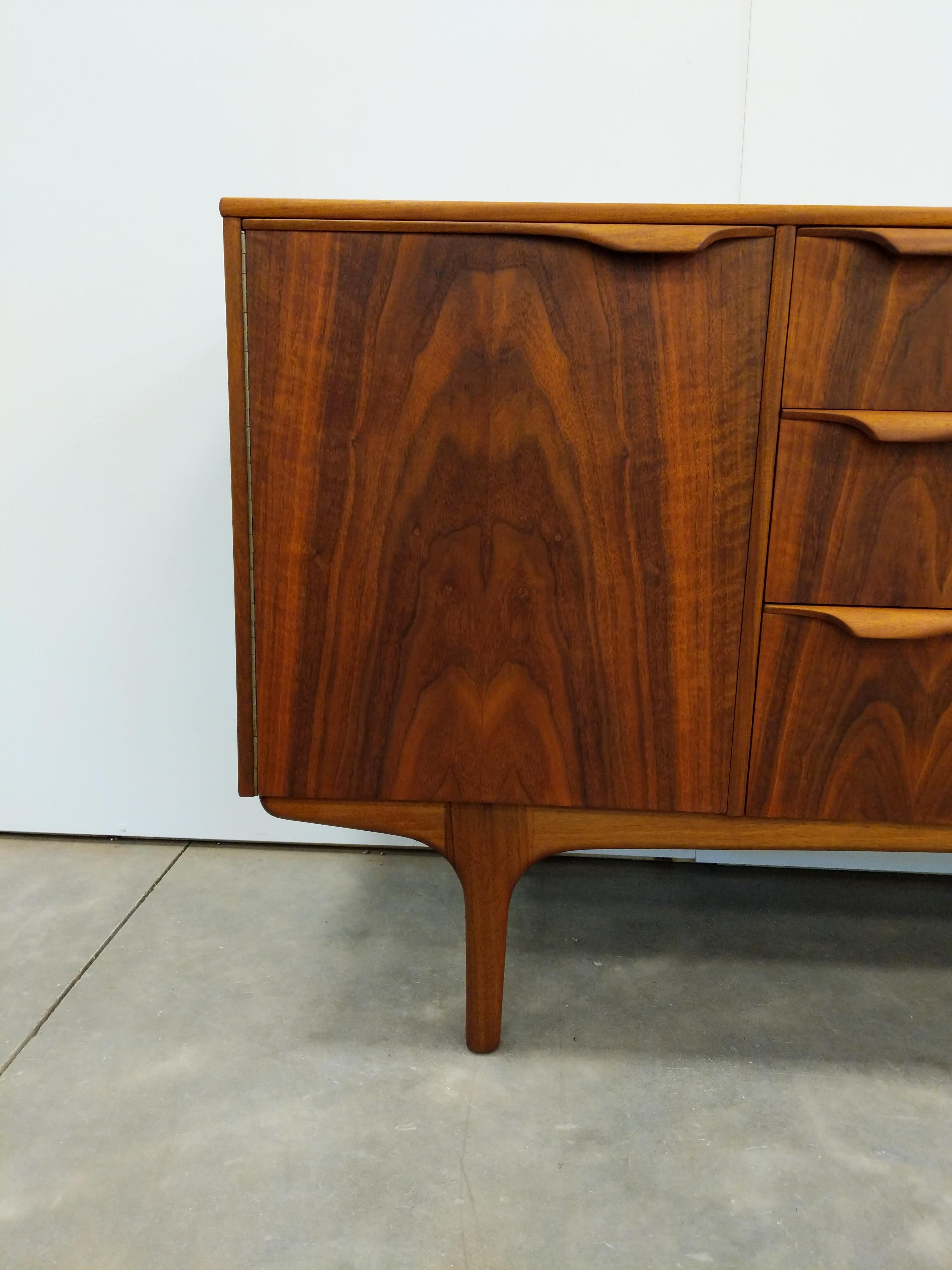 Credenza vintage de nogal moderna de mediados de siglo de Sutcliffe Nogal en venta