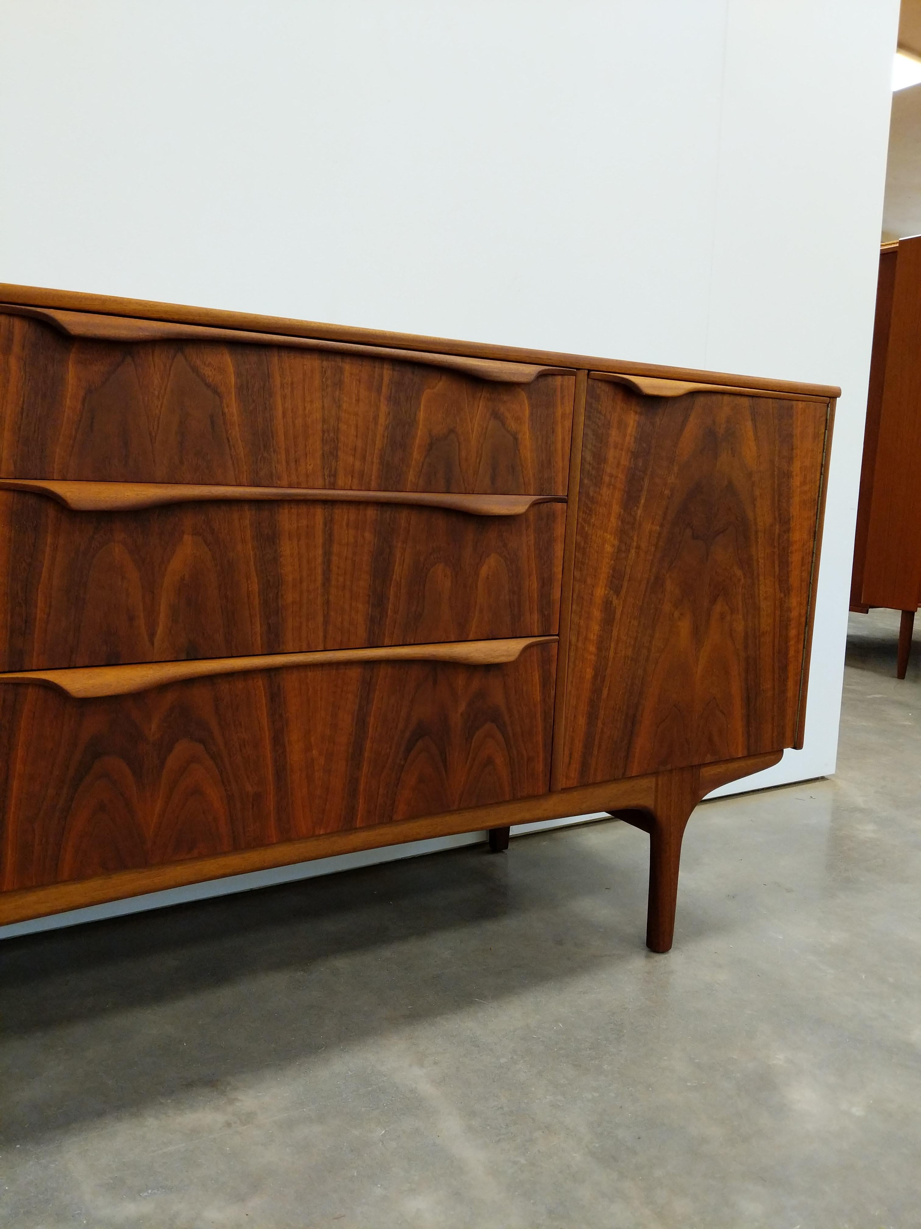 Credenza vintage de nogal moderna de mediados de siglo de Sutcliffe en venta 1