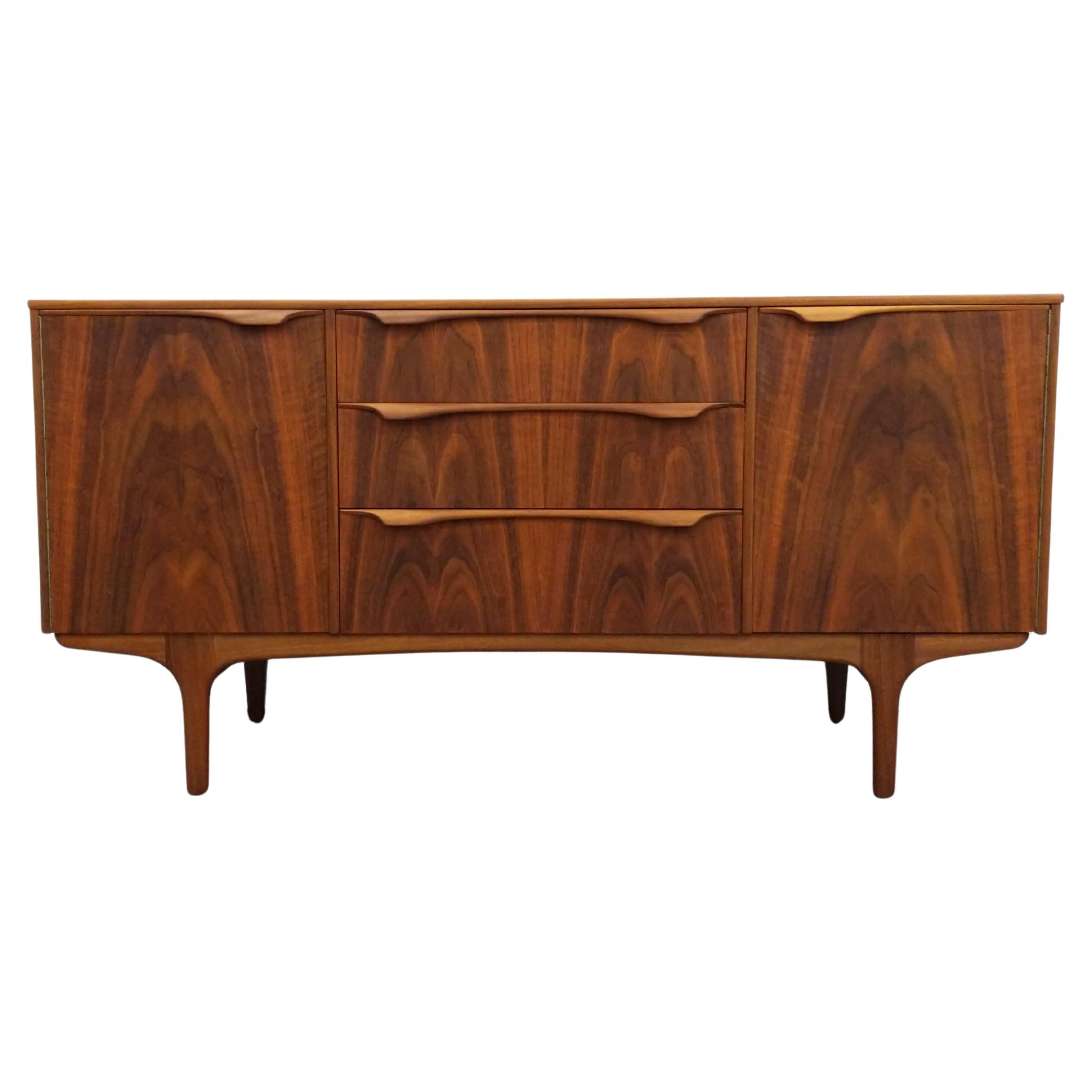 Credenza vintage de nogal moderna de mediados de siglo de Sutcliffe en venta
