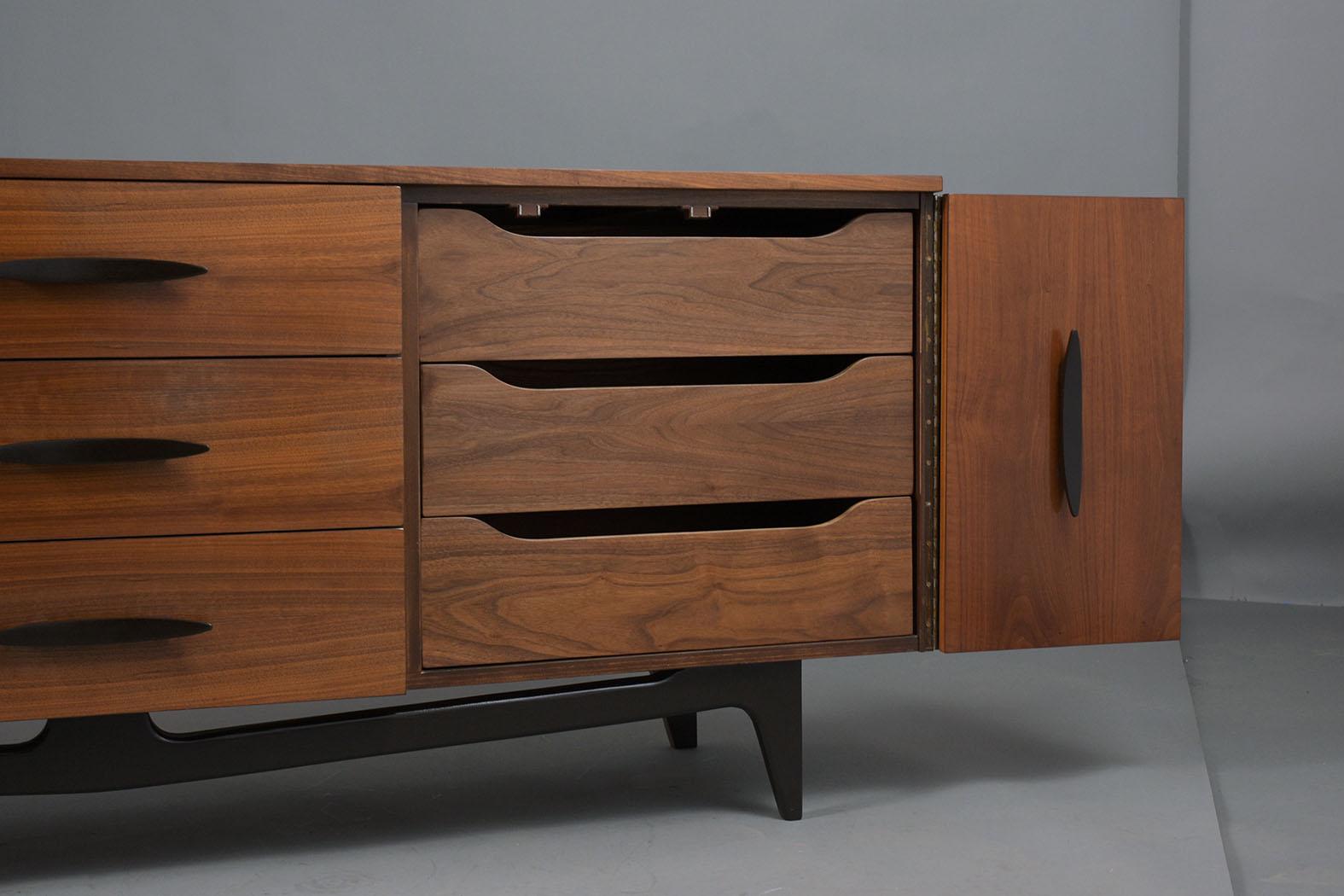 Vintage Mid-Century Modern Lacquered Credenza 3