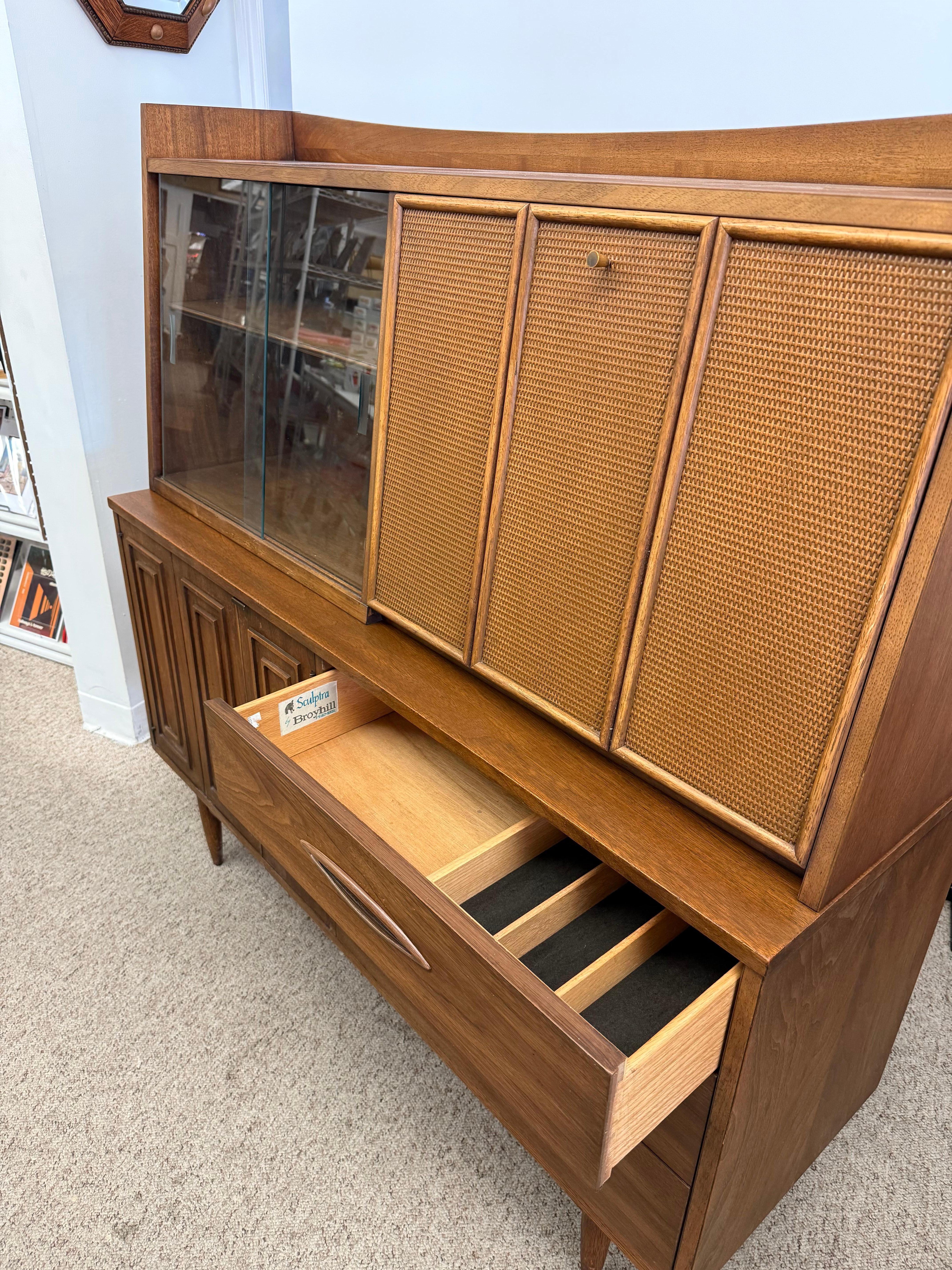 Vintage Mid Century Modern Nogal Credenza Hutch Bar Top. Circa 1957 en venta 6