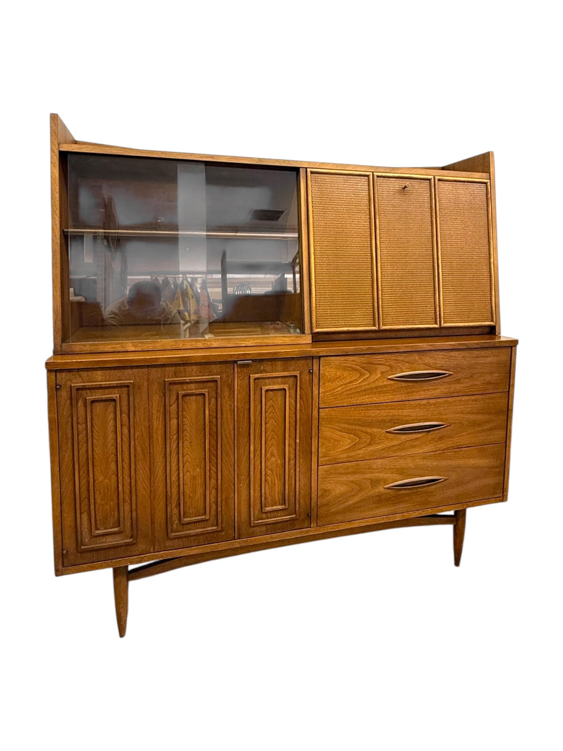 La colección Sculptra, introducida en 1957 como parte de la línea Broyhill Premier, se desarrolló para reflejar el cambio de gustos de los años 50 hacia un estilo sofisticado y moderno con una estética de influencia danesa.
La colección, que incluye