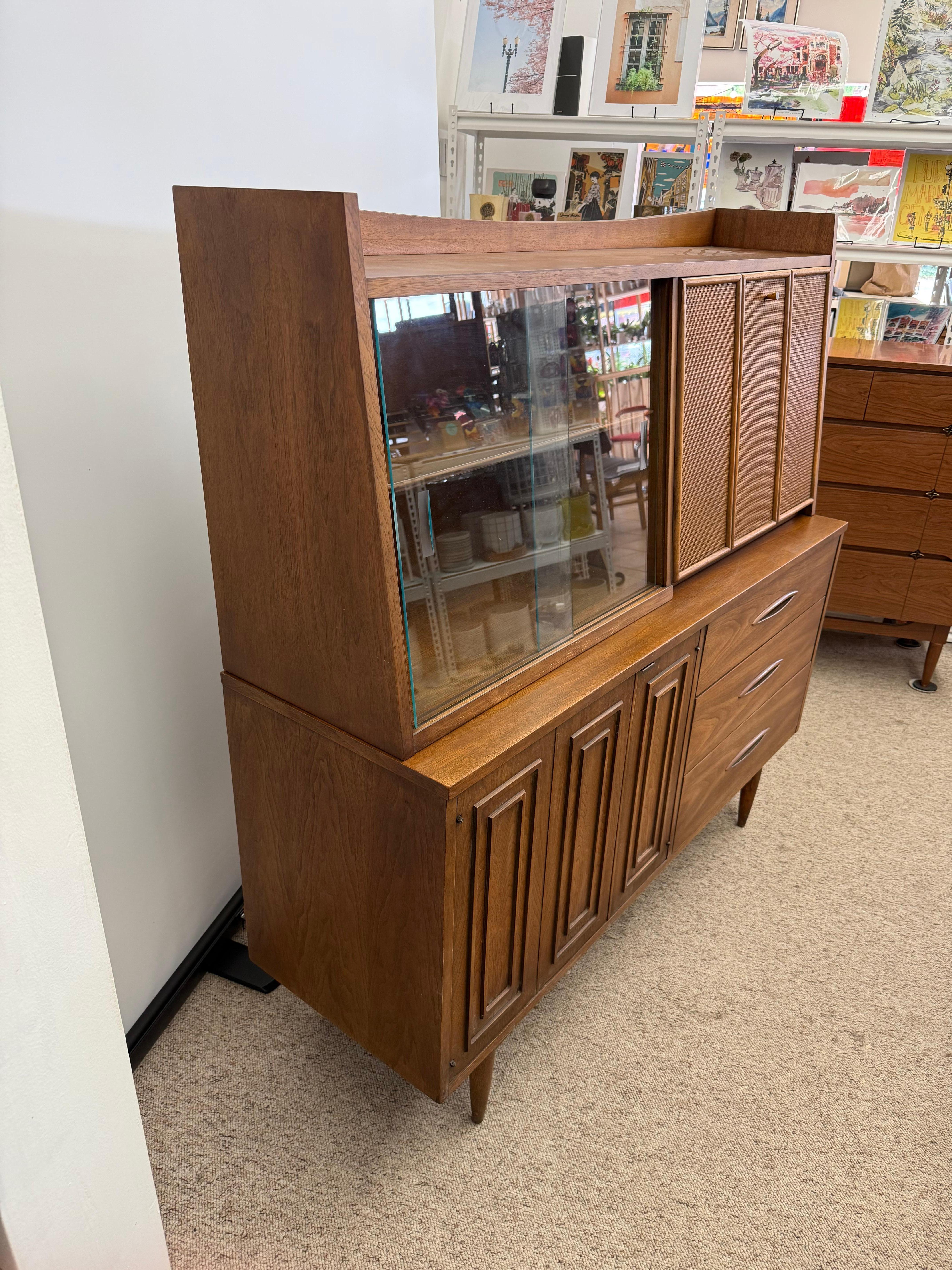 Vintage Mid Century Modern Nogal Credenza Hutch Bar Top. Circa 1957 Moderno de mediados de siglo en venta