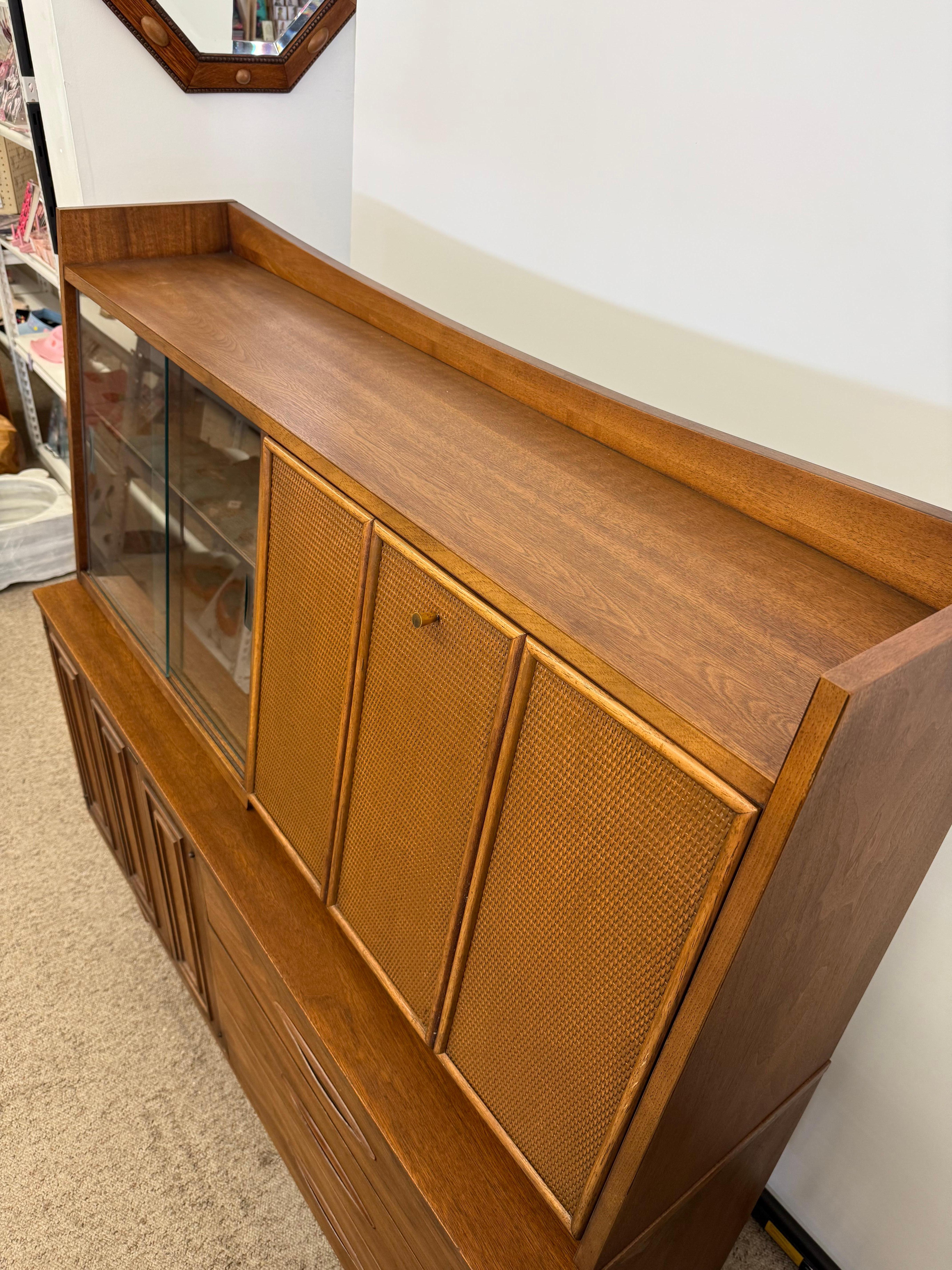 Vintage Mid Century Modern Nogal Credenza Hutch Bar Top. Circa 1957 en Bueno estado para la venta en Seattle, WA