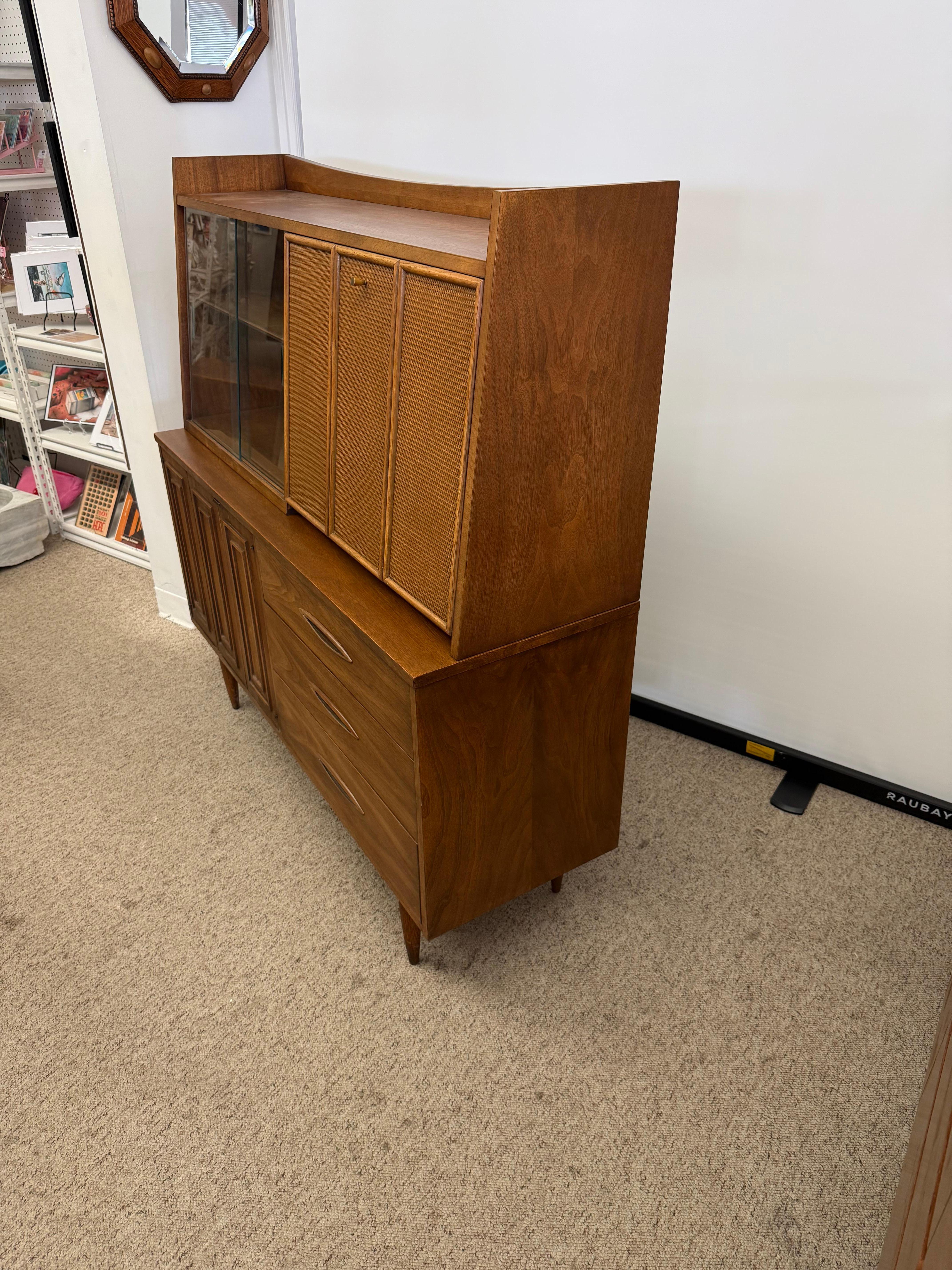 Vintage Mid Century Modern Nogal Credenza Hutch Bar Top. Circa 1957 mediados del siglo XX en venta