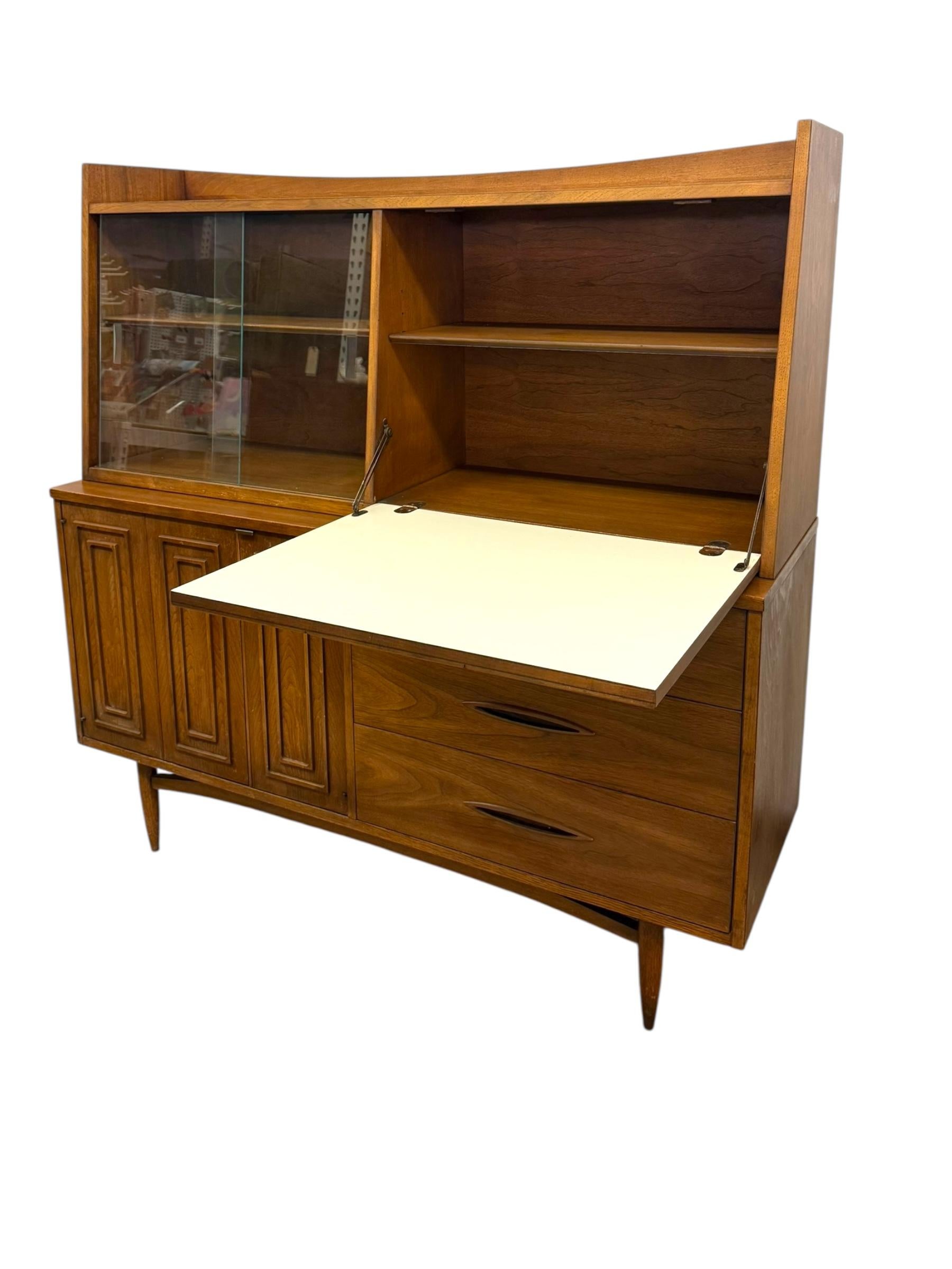 Vintage Mid Century Modern Nogal Credenza Hutch Bar Top. Circa 1957 en venta 1
