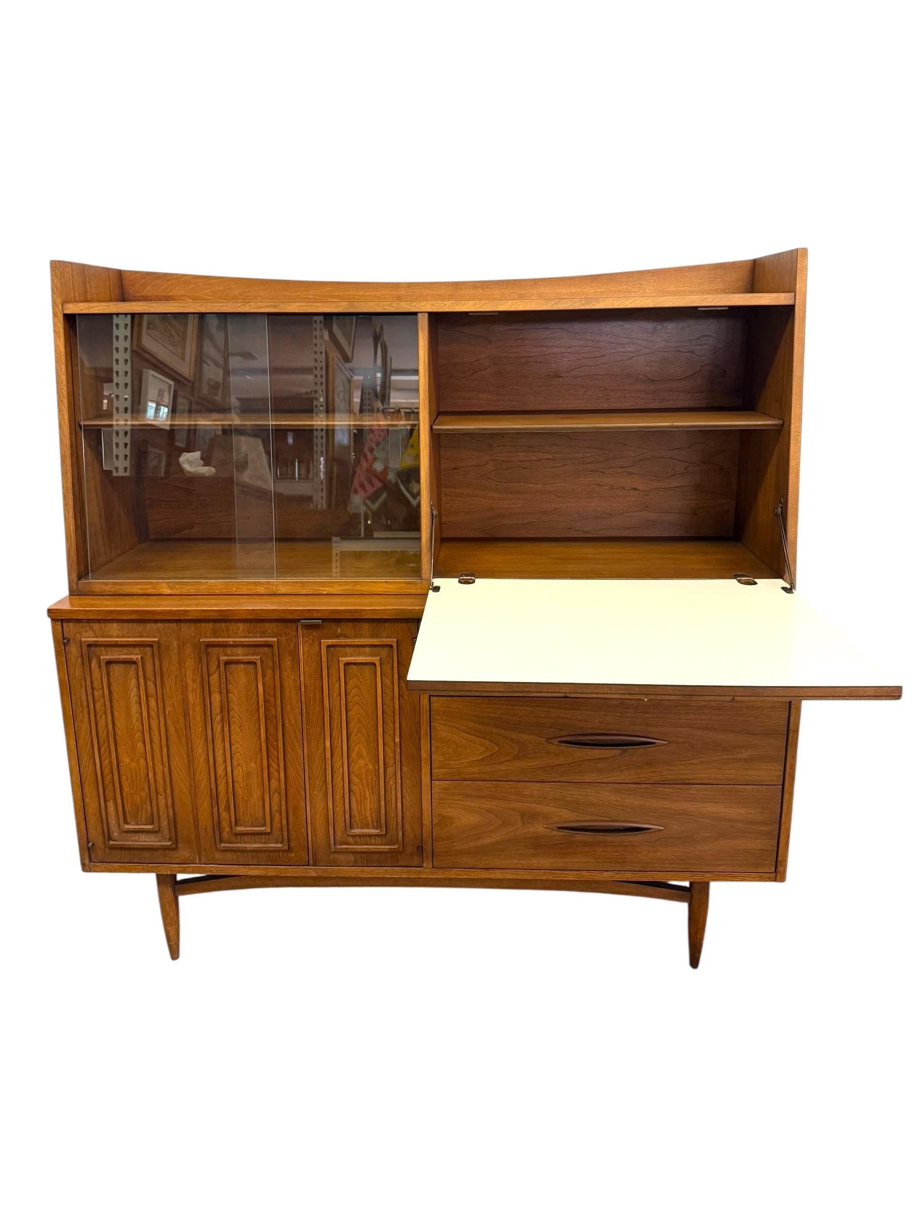 Vintage Mid Century Modern Nogal Credenza Hutch Bar Top. Circa 1957 en venta 2