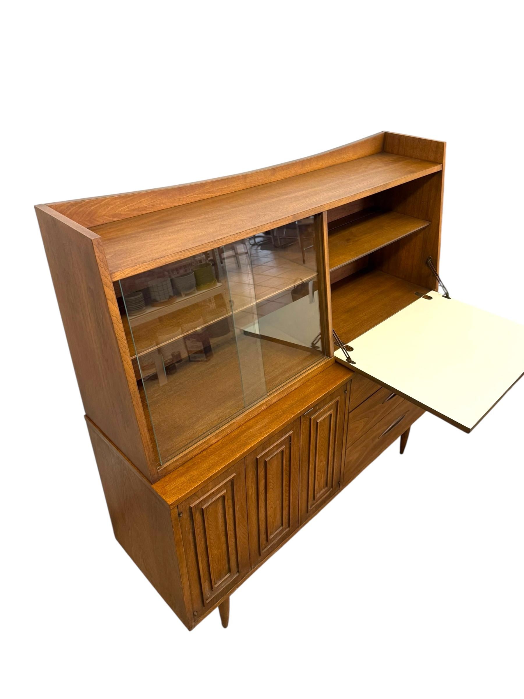 Vintage Mid Century Modern Nogal Credenza Hutch Bar Top. Circa 1957 en venta 3