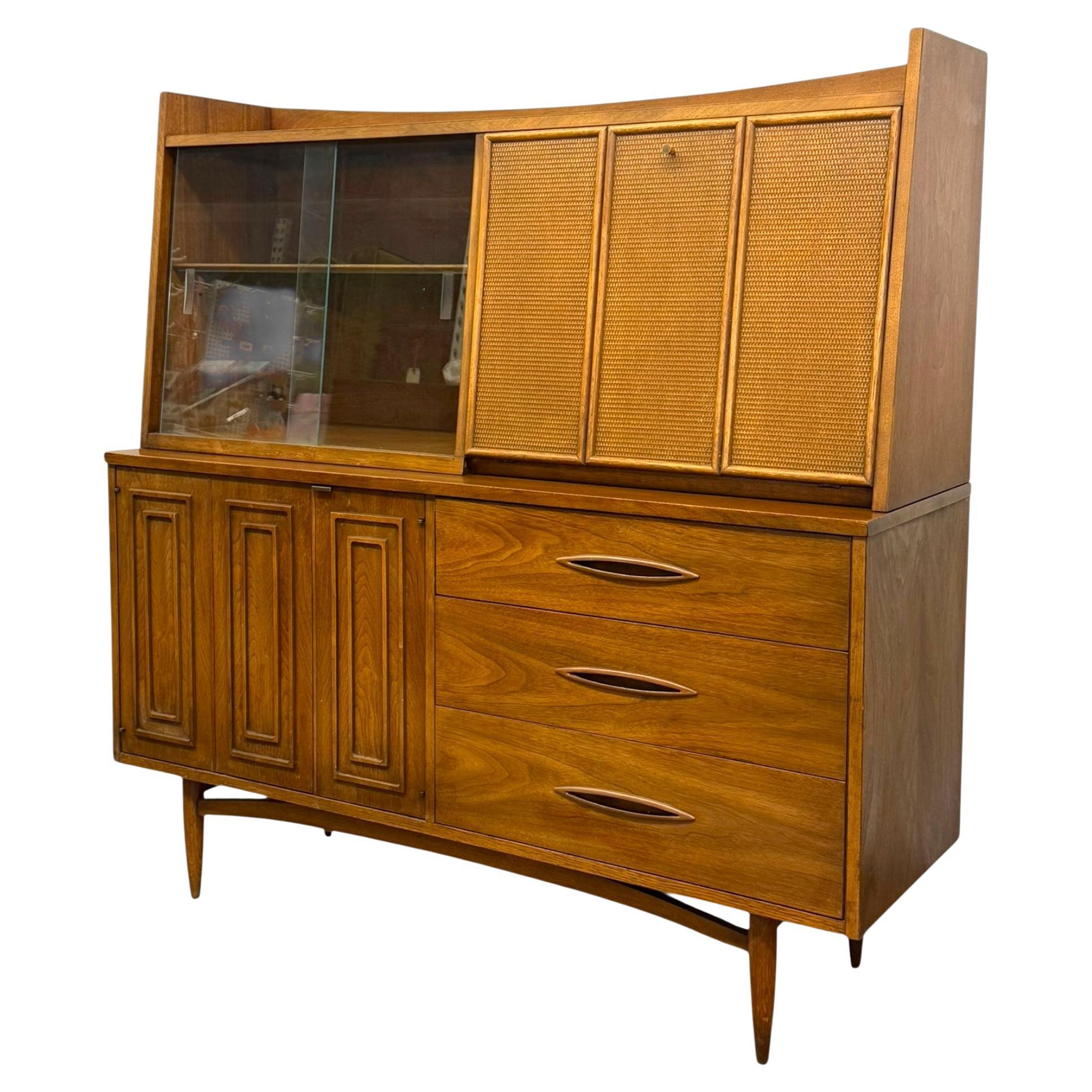 Vintage Mid Century Modern Nogal Credenza Hutch Bar Top. Circa 1957 en venta