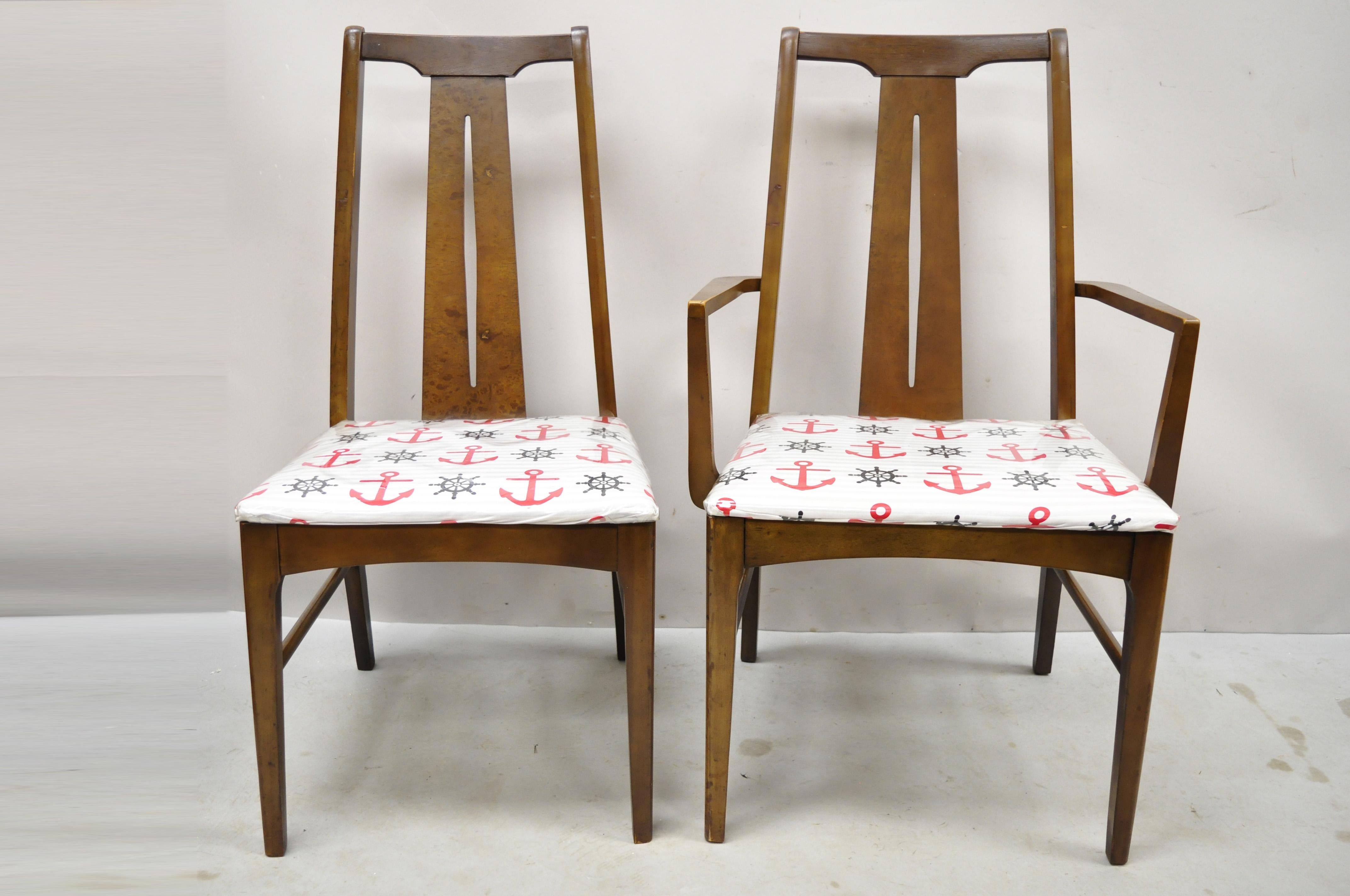 Sillas de comedor vintage de nogal modernas de mediados de siglo - Juego de 6. El lote incluye (2) sillas de brazos, (4) sillas laterales, hermosas vetas de madera, patas cónicas, muy bonito juego vintage, líneas modernistas limpias. Mediados del