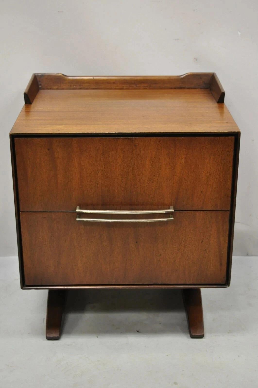 Bitte teilen Sie uns Ihre Postleitzahl mit, um ein günstigeres Angebot für den Versand innerhalb der USA anzufordern.

Vintage Mid Century Modern Sculpted Walnuss Double Pedestal Base Nachttisch Nachttisch. Der Artikel zeichnet sich durch