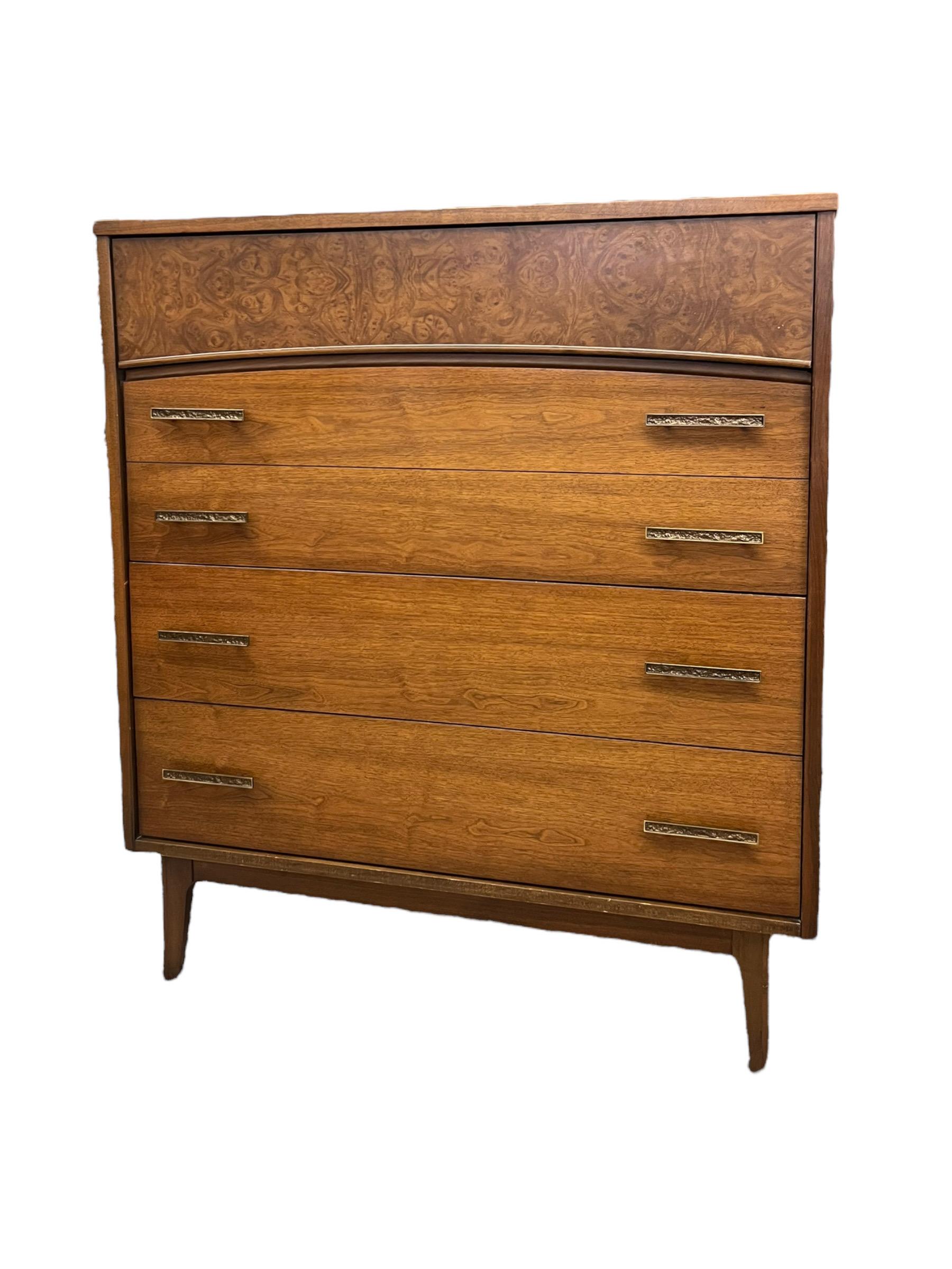 Beautiful Walnut Dresser. In great condition and smooth drawers. Sleek design with burl front details. A spacious and accommodating dresser. 

Dimensions :- 38