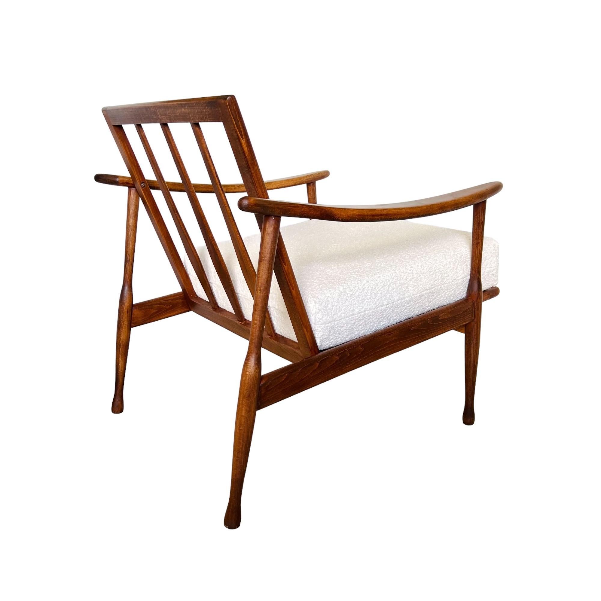 Vintage Mid-Century Modern Walnut Easy Chair In Good Condition In Harlingen, TX