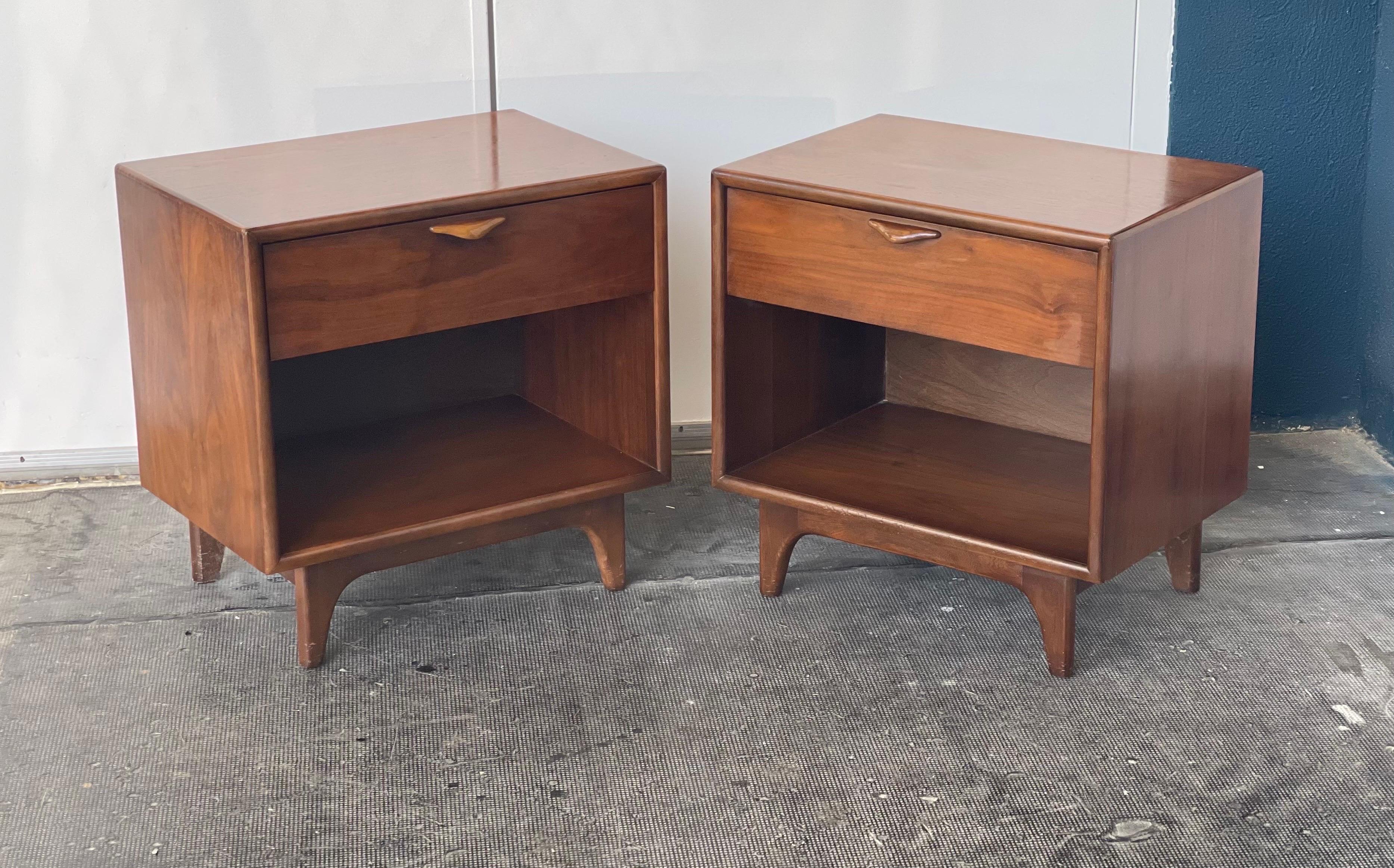 Vintage Mid-Century Modern Walnut End Table Set. Dovetail Drawers by Lane.

Dimensions. 22 W ; 15 D ; 22 H.