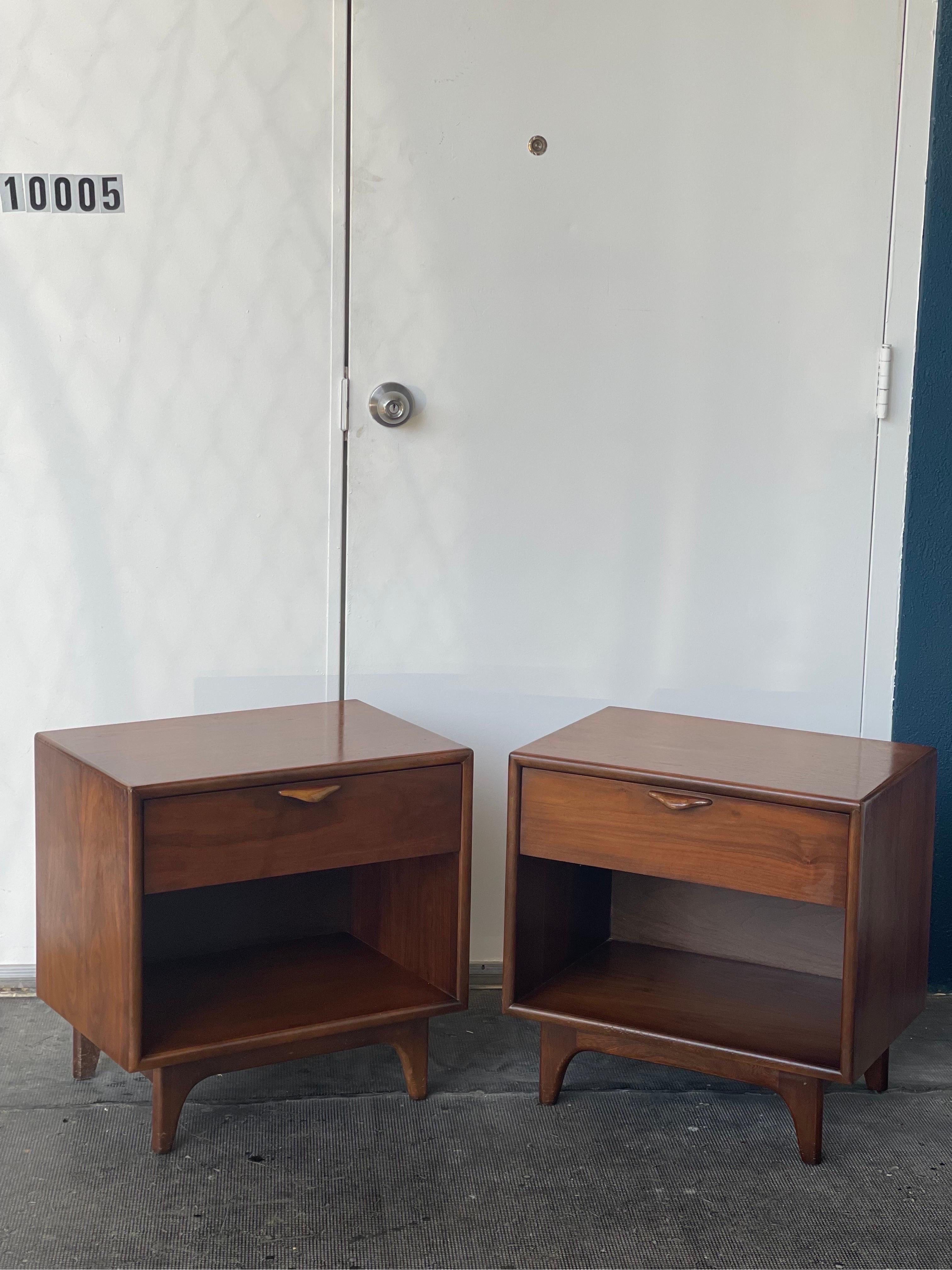 Vintage Mid-Century Modern Walnut End Table Set. Dovetail Drawers by Lane In Good Condition For Sale In Seattle, WA