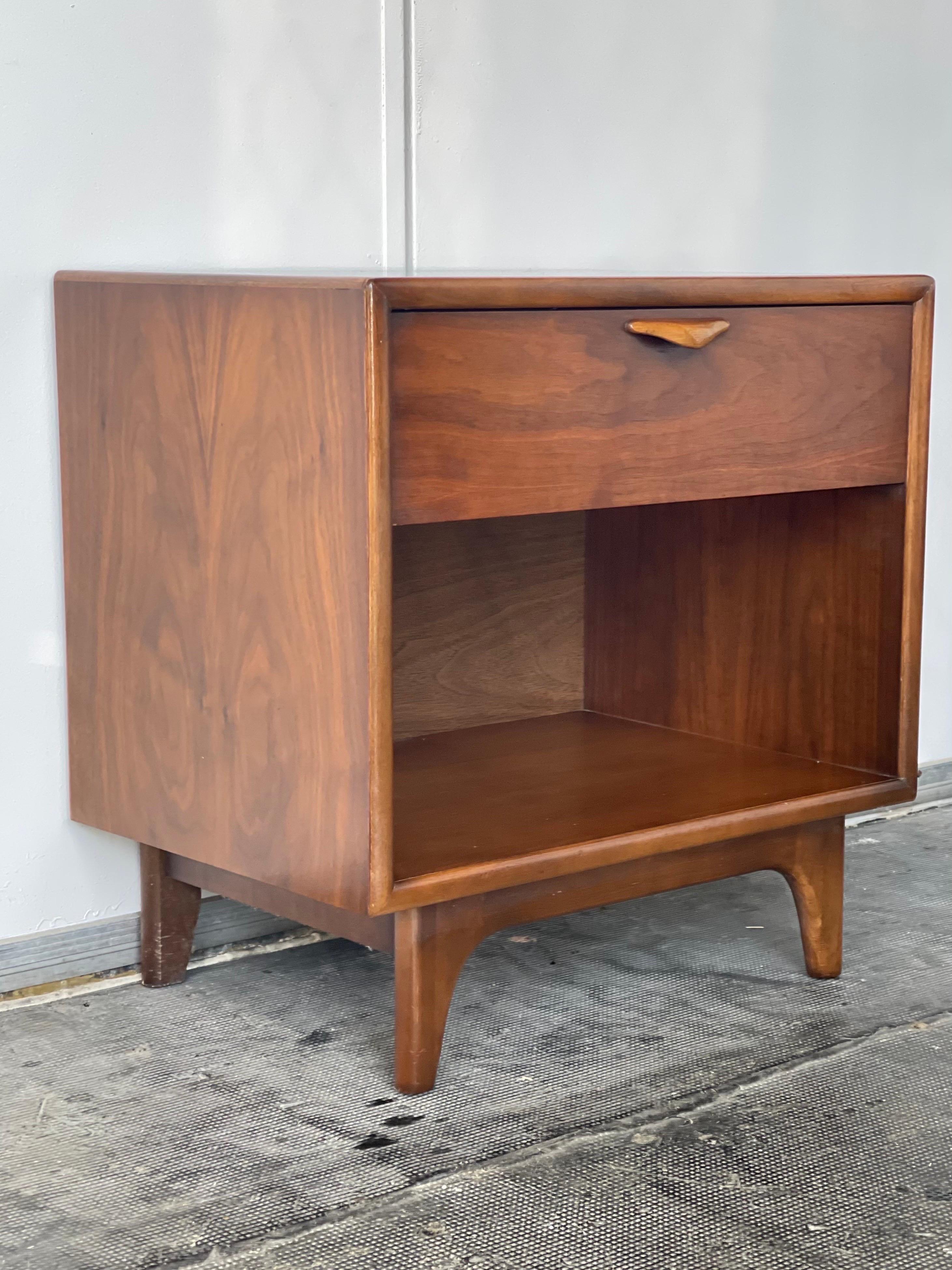 Late 20th Century Vintage Mid-Century Modern Walnut End Table Set. Dovetail Drawers by Lane For Sale