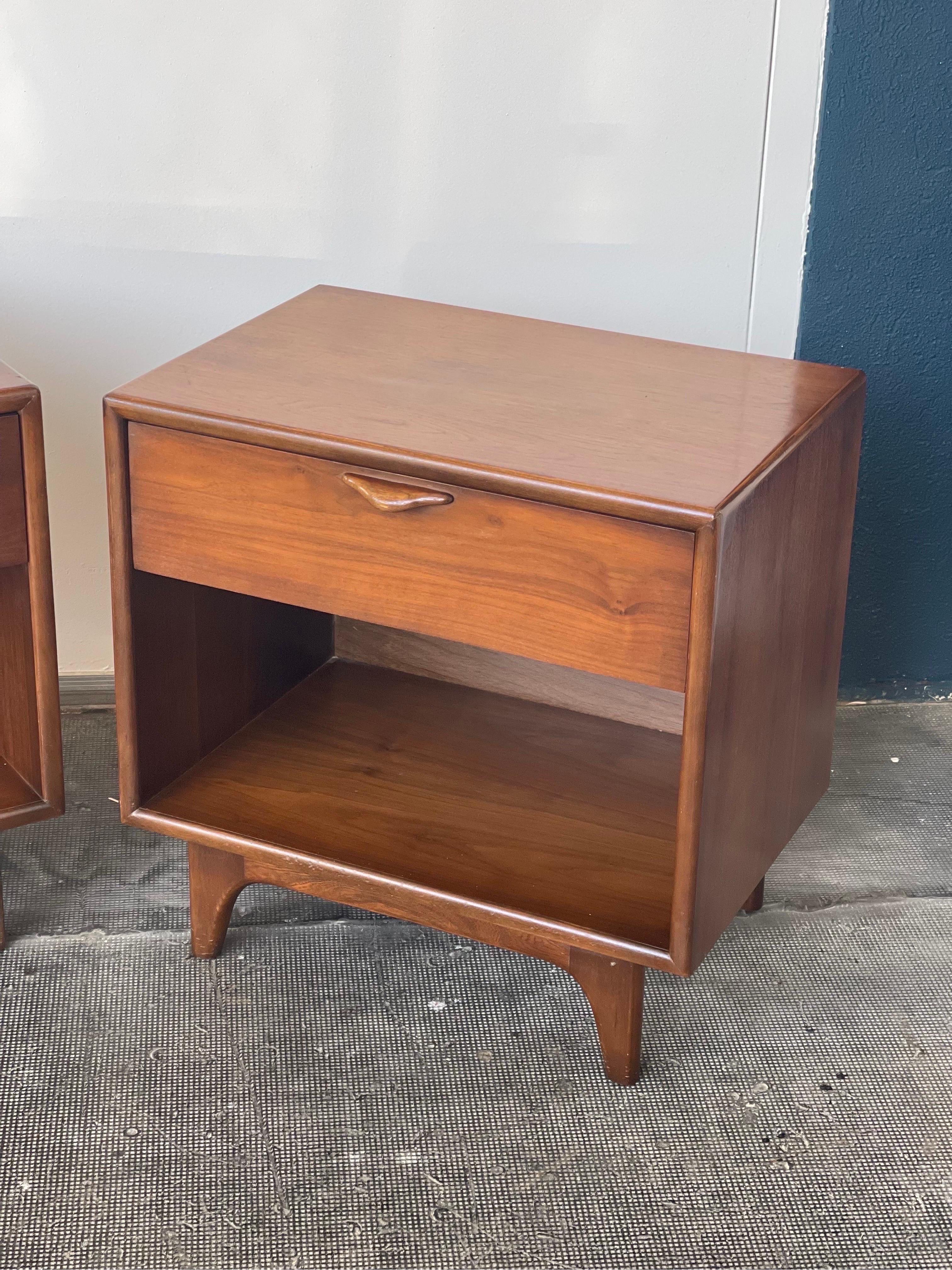 Vintage Mid-Century Modern Walnut End Table Set. Dovetail Drawers by Lane For Sale 1