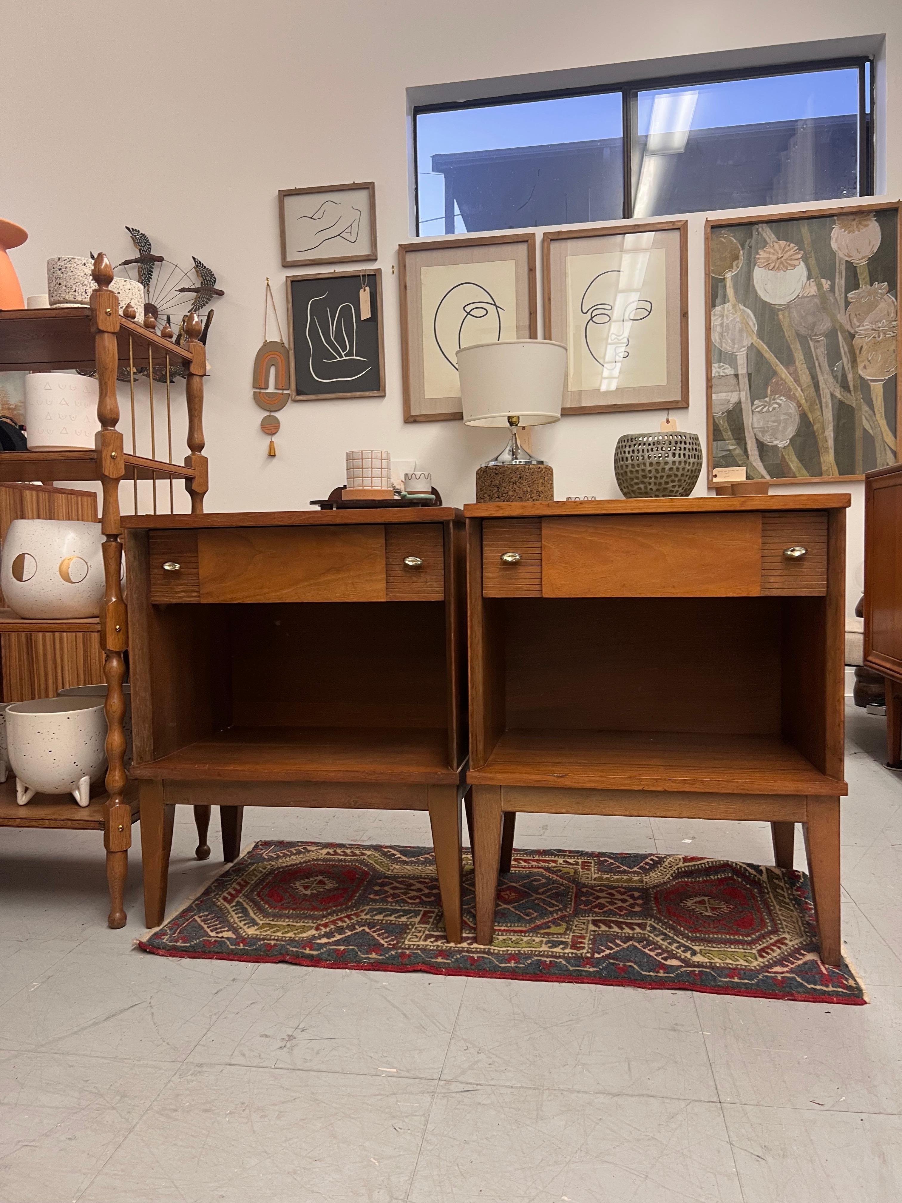 Cet ensemble de tables d'appoint vintage du milieu du siècle présente un design épuré et minimaliste typique de l'époque. Les tables sont fabriquées en bois riche avec une finition chaude, mettant en valeur les motifs de grain naturels. Chaque table