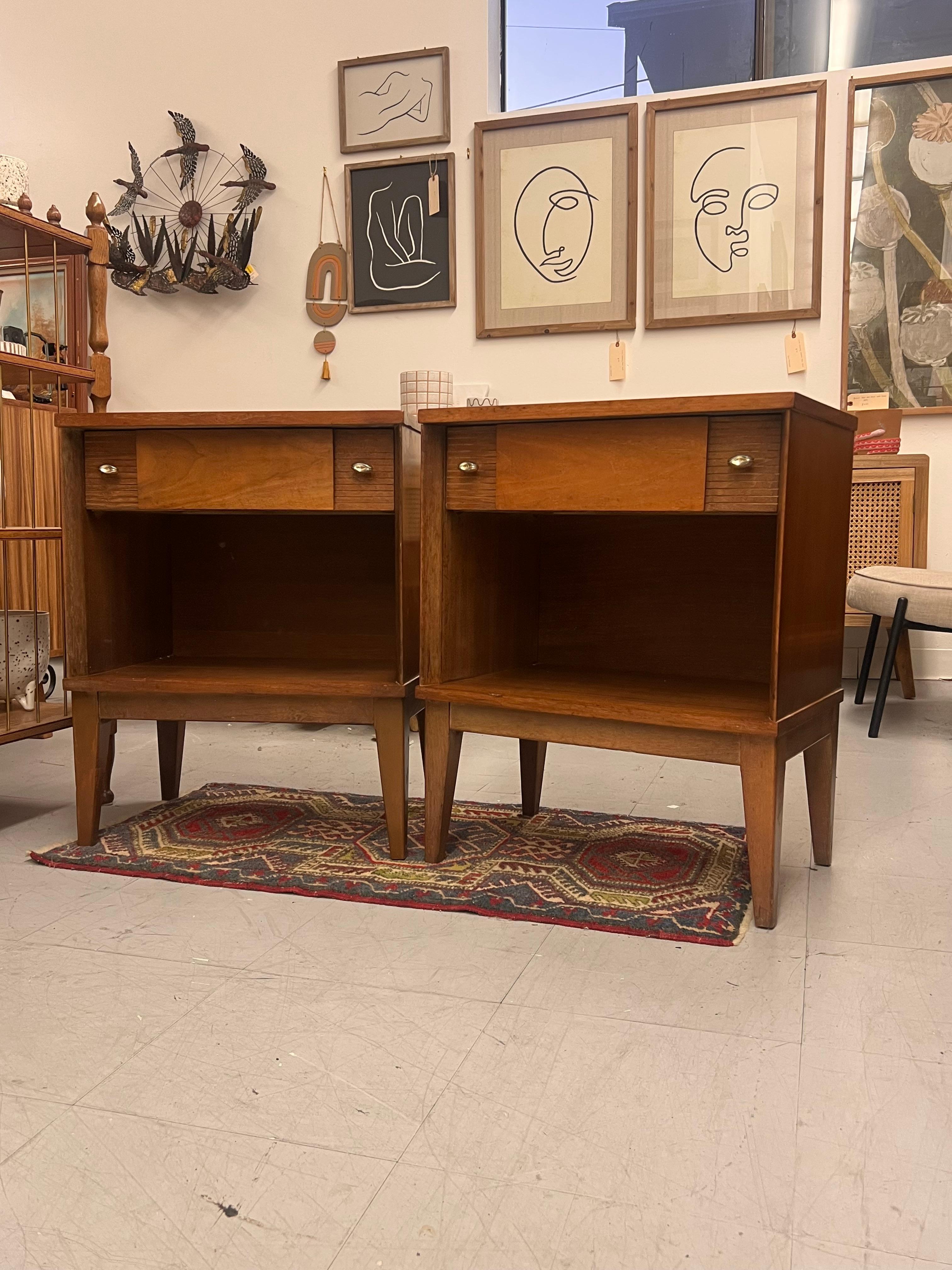 Mid-Century Modern Set de tables d'appoint en noyer Vintage Mid Century Modern avec tiroirs à queue d'aronde en vente