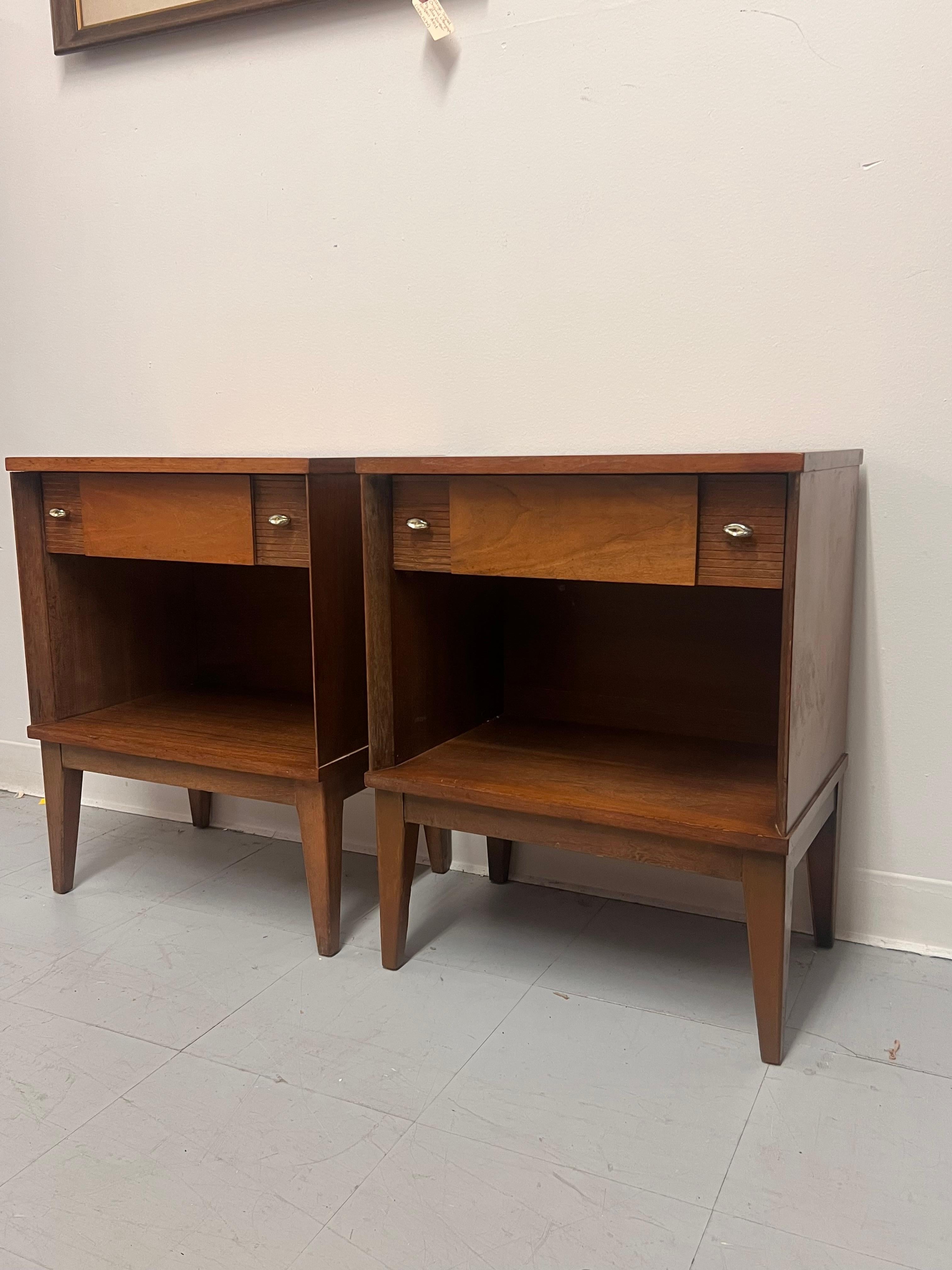 Fin du 20e siècle Set de tables d'appoint en noyer Vintage Mid Century Modern avec tiroirs à queue d'aronde en vente