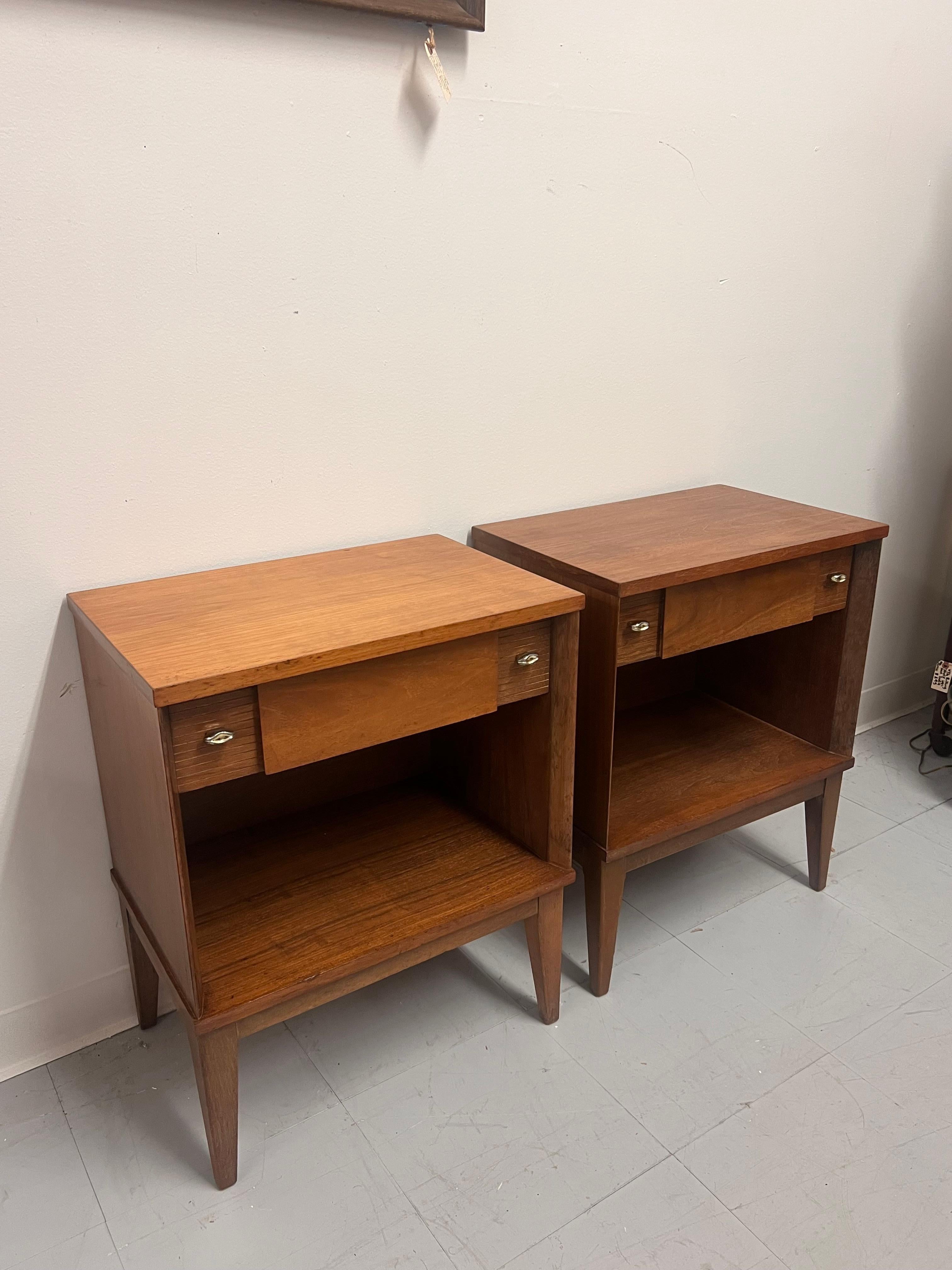 Noyer Set de tables d'appoint en noyer Vintage Mid Century Modern avec tiroirs à queue d'aronde en vente