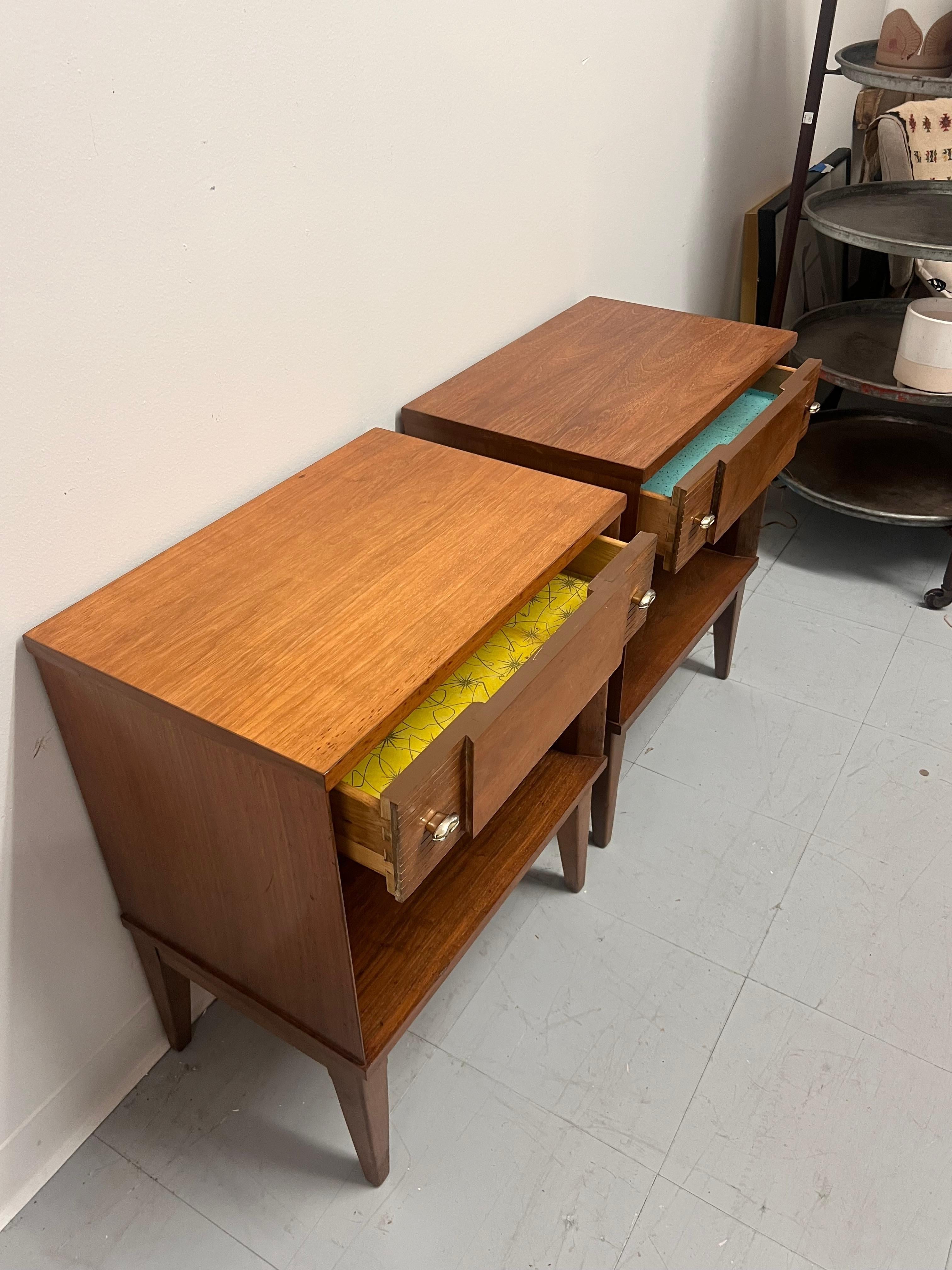 Set de tables d'appoint en noyer Vintage Mid Century Modern avec tiroirs à queue d'aronde en vente 2