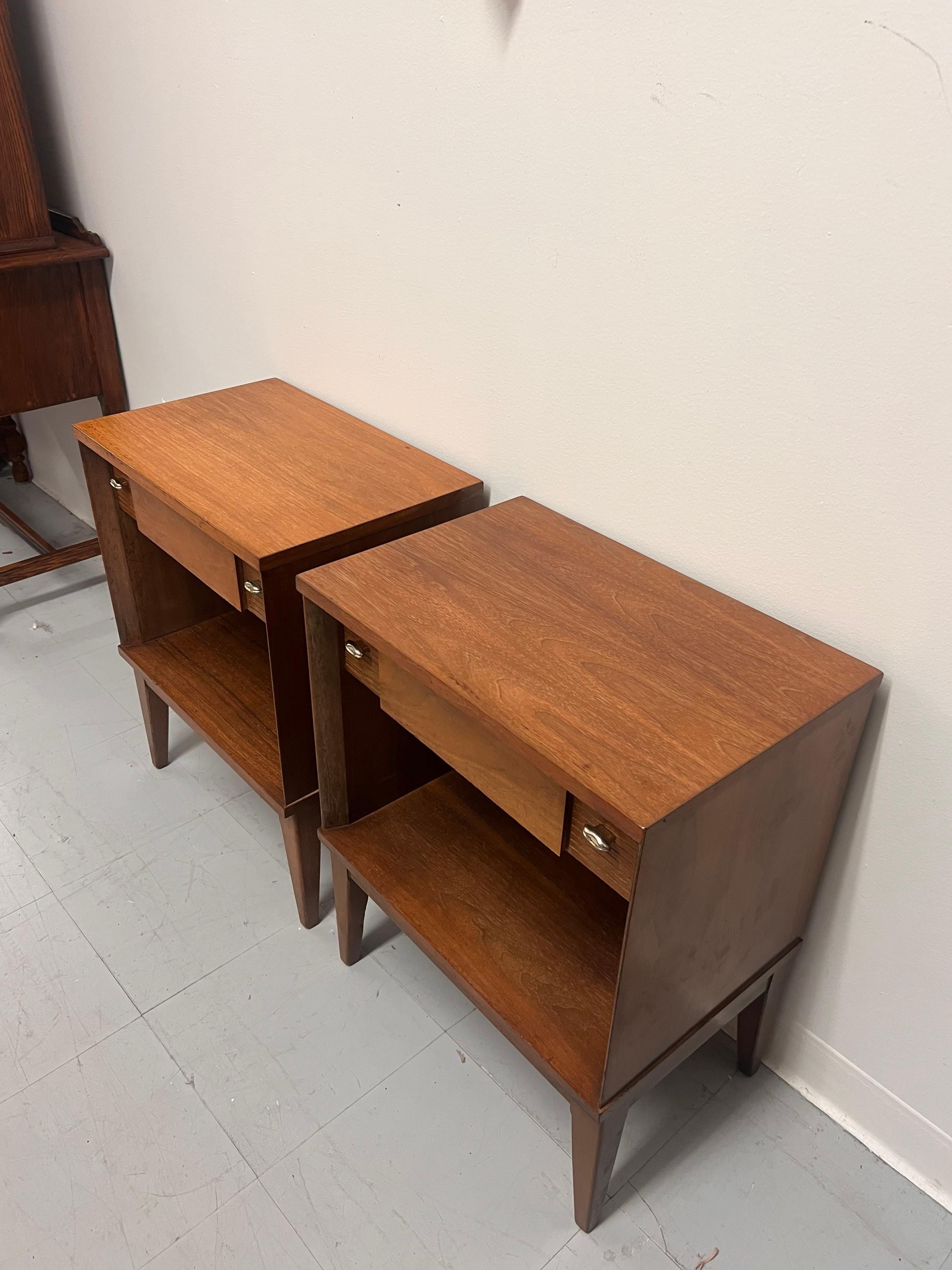 Set de tables d'appoint en noyer Vintage Mid Century Modern avec tiroirs à queue d'aronde en vente 3