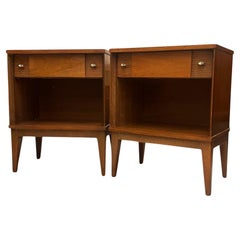 Vintage Mid Century Modern Walnuss End Table Set mit Schwalbenschwanz Schubladen