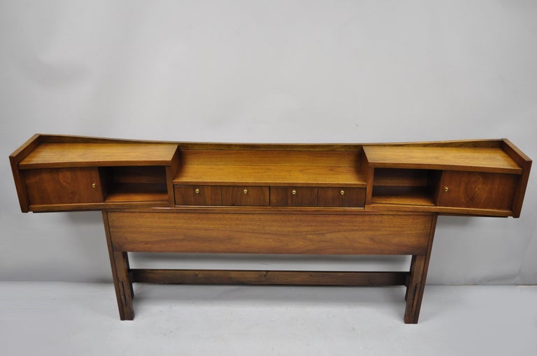 Vintage Mid-Century Modern Walnut Full Size Storage ... (768 x 510 Pixel)
