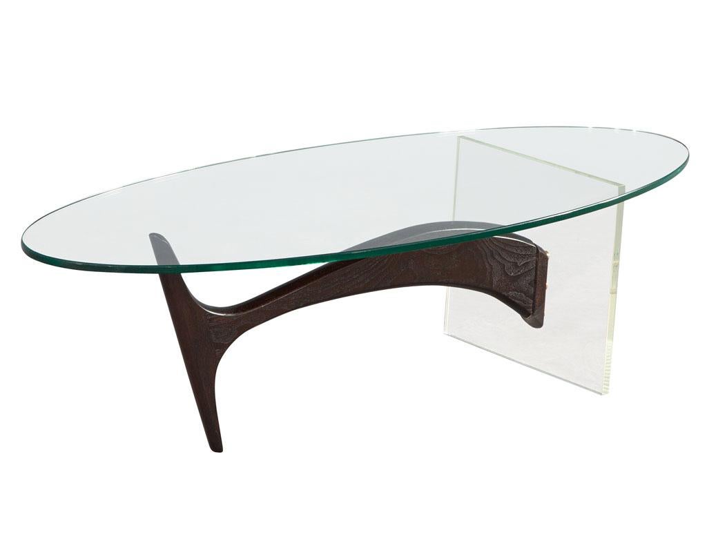 Vintage Mid-Century Modern Walnuss Glas & Acryl Couchtisch. Amerika, ca. 1970er Jahre, original Mid-Century Modern Design. Geschwungener Sockel aus massivem Nussbaumholz mit Acrylplatte und Metalldetails aus Messing. Ergänzt durch eine ovale
