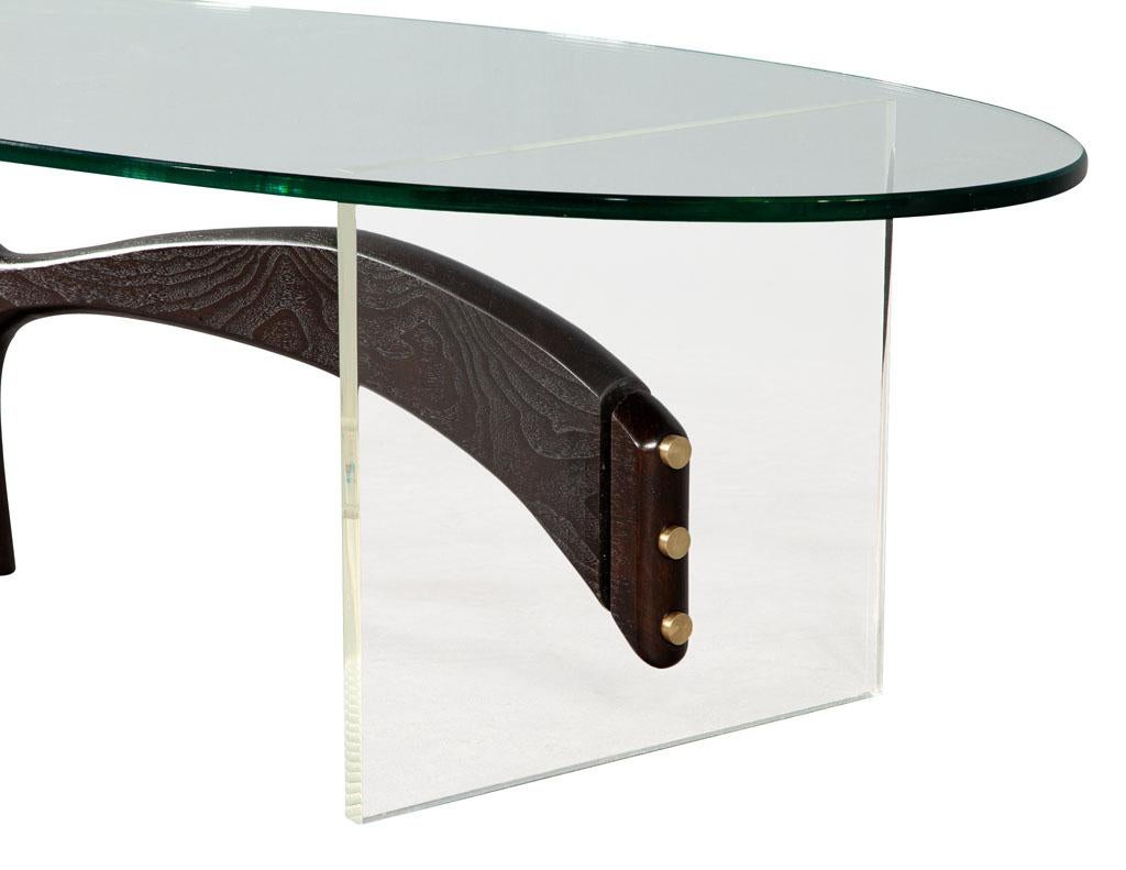 Vintage Mid-Century Modern Nussbaum Glas & Acryl Couchtisch im Angebot 1