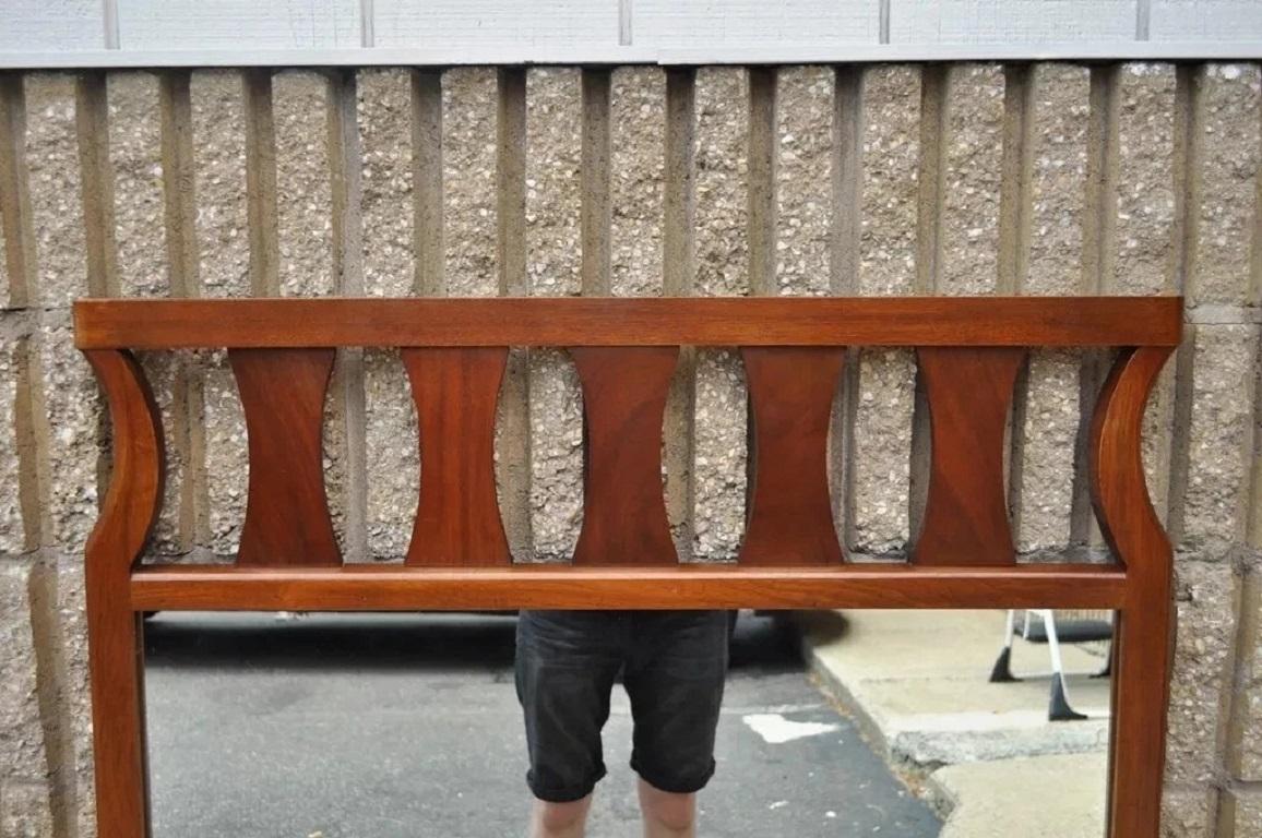 Specchio Vintage Mid Century Modern con cornice in noce scolpito Kent Coffey Broyhill Brasilia. Circa metà del XX secolo. Misure: 49